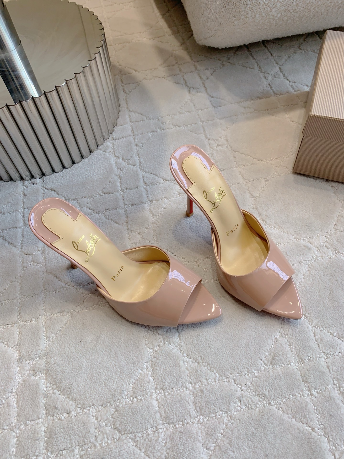 Christian Louboutin’s Sexy Fish-Sniffled Slipper with Sheep-Skin Inside, 10cm High - 图片 2