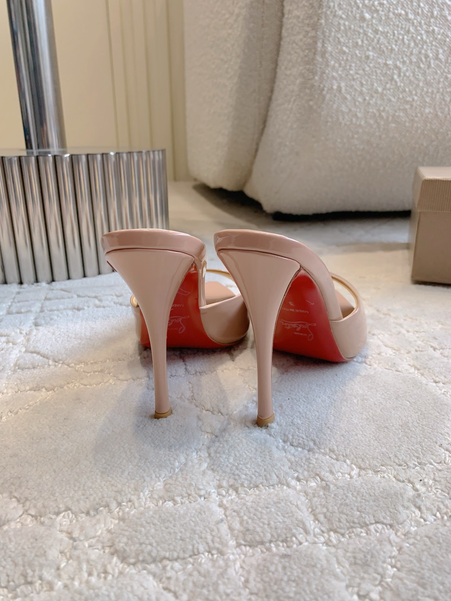 Christian Louboutin’s Sexy Fish-Sniffled Slipper with Sheep-Skin Inside, 10cm High - 图片 7