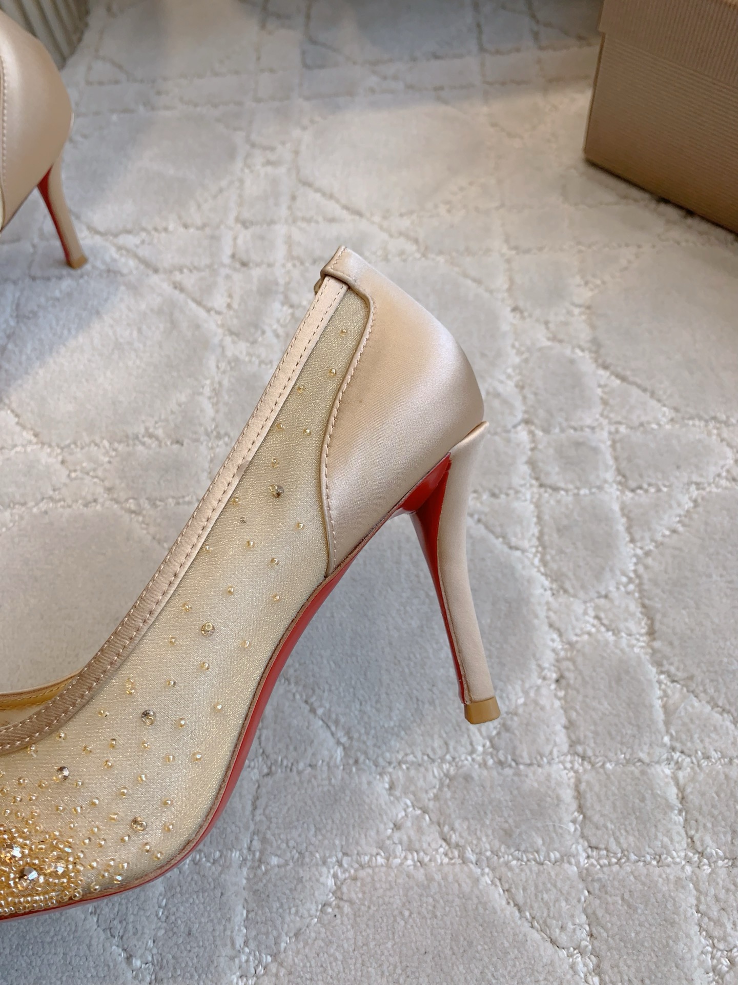 Christian Louboutin’s Glamorous High-Heel Shoes with Hand-Sewn Drills - 图片 7