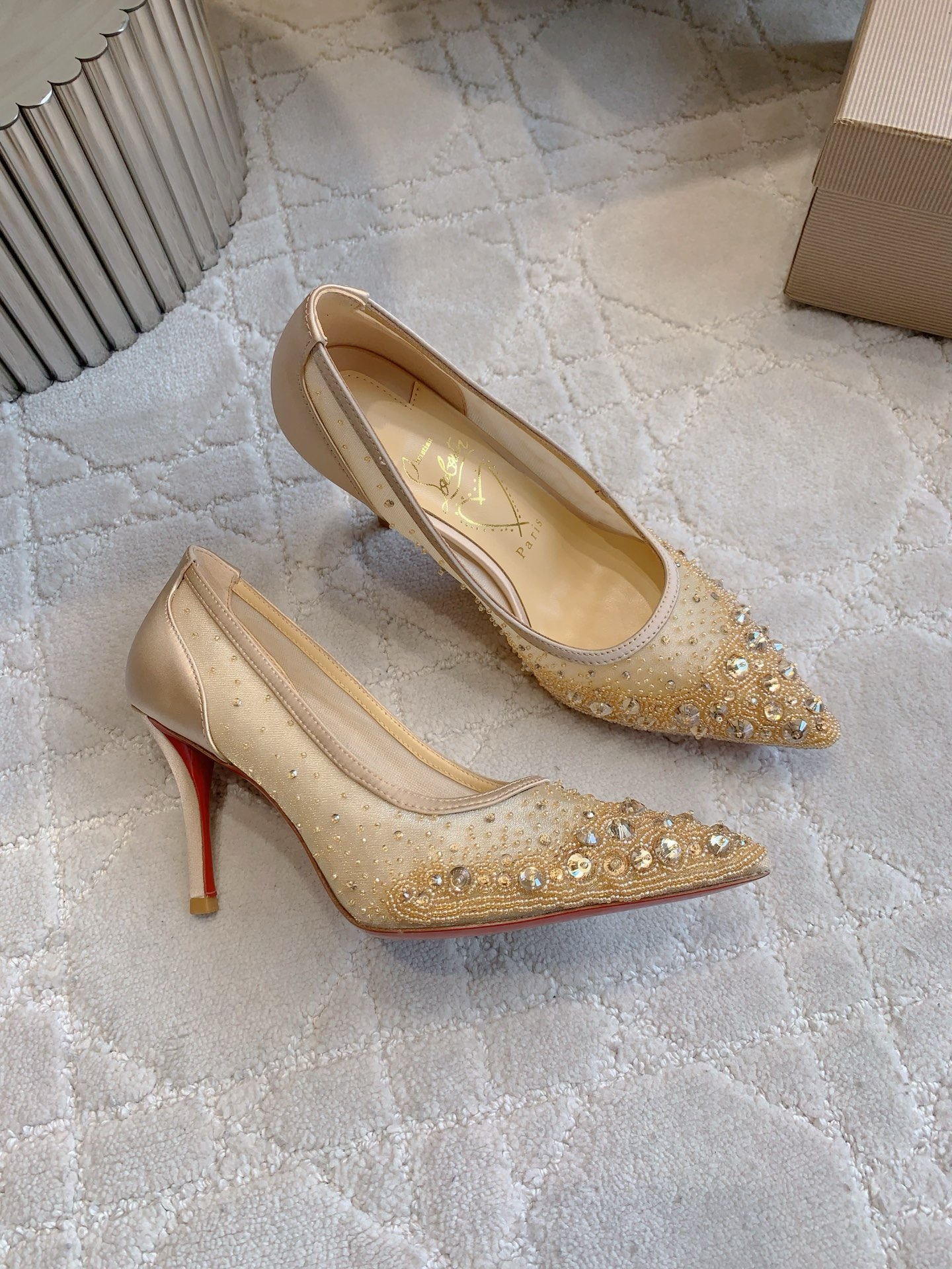 Christian Louboutin’s Glamorous High-Heel Shoes with Hand-Sewn Drills - 图片 3