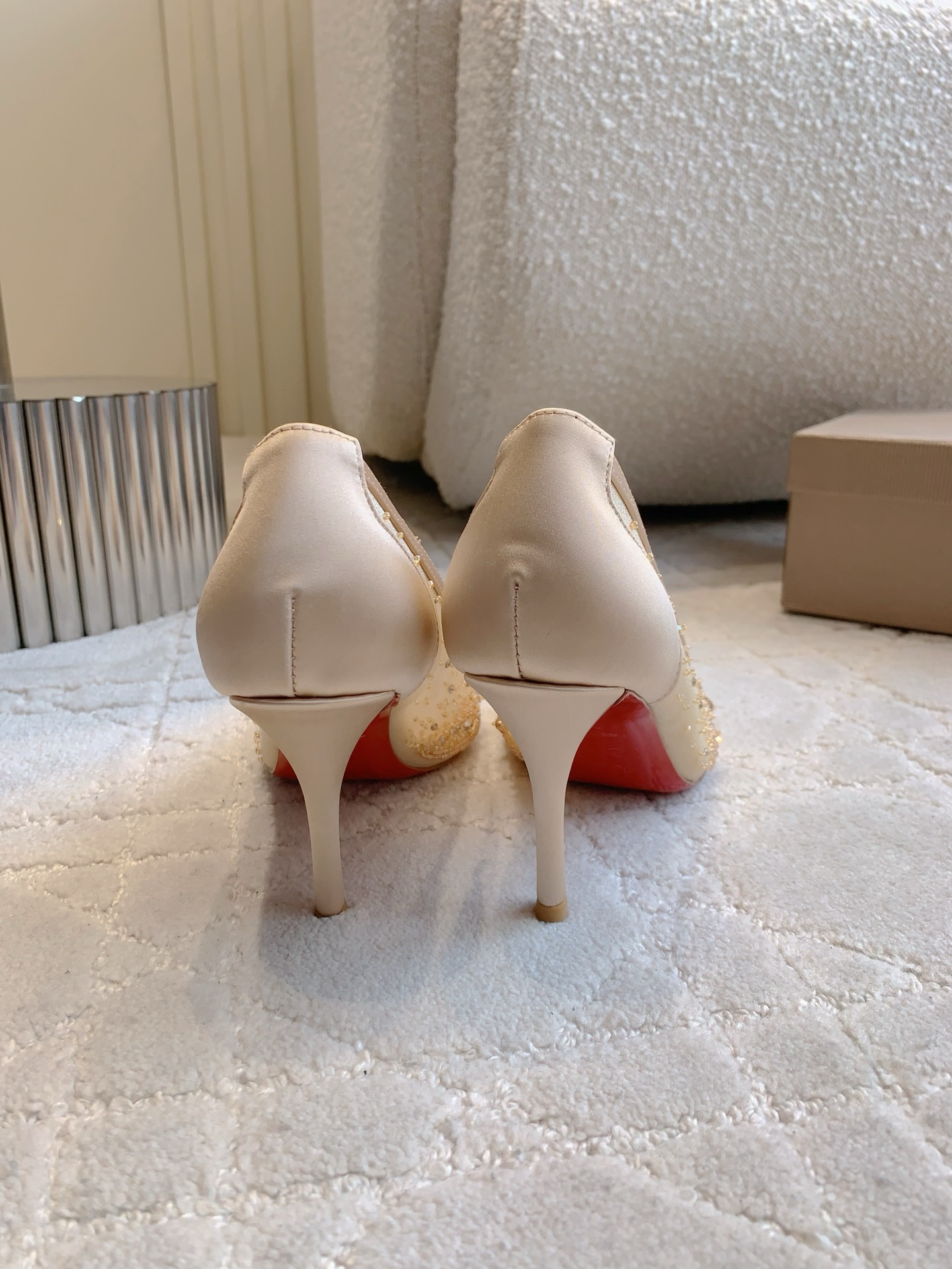 Christian Louboutin’s Glamorous High-Heel Shoes with Hand-Sewn Drills - 图片 8
