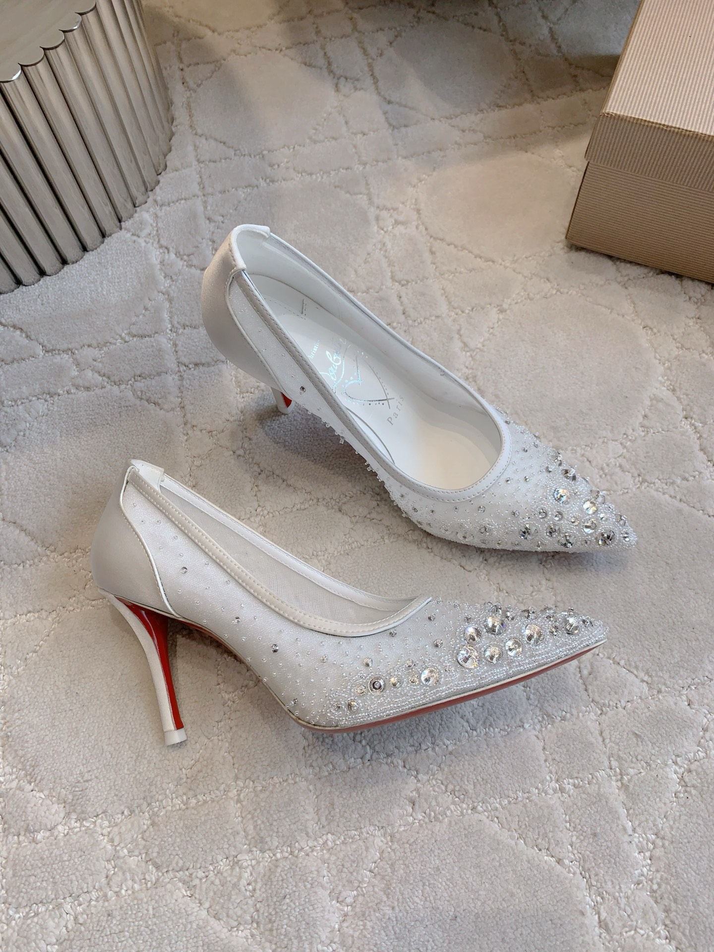 Luxury Hand-Sewn High-Heel Shoes by Christian Louboutin - 图片 3