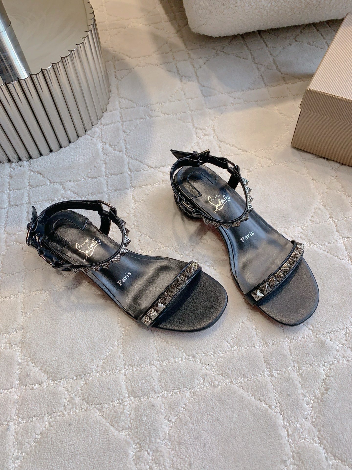 “Christian Louboutin Nailed Sandals: Price 768, Heavy Work, Classic Punk Style” - 图片 2