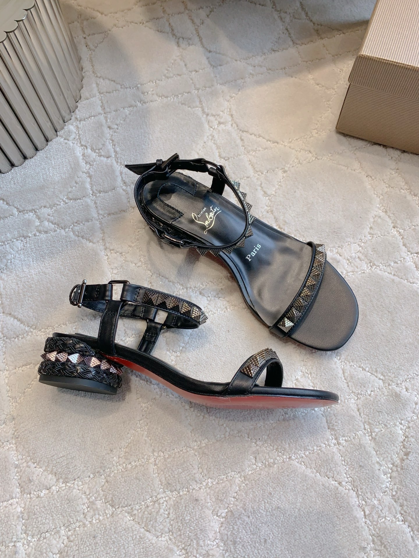 “Christian Louboutin Nailed Sandals: Price 768, Heavy Work, Classic Punk Style” - 图片 3