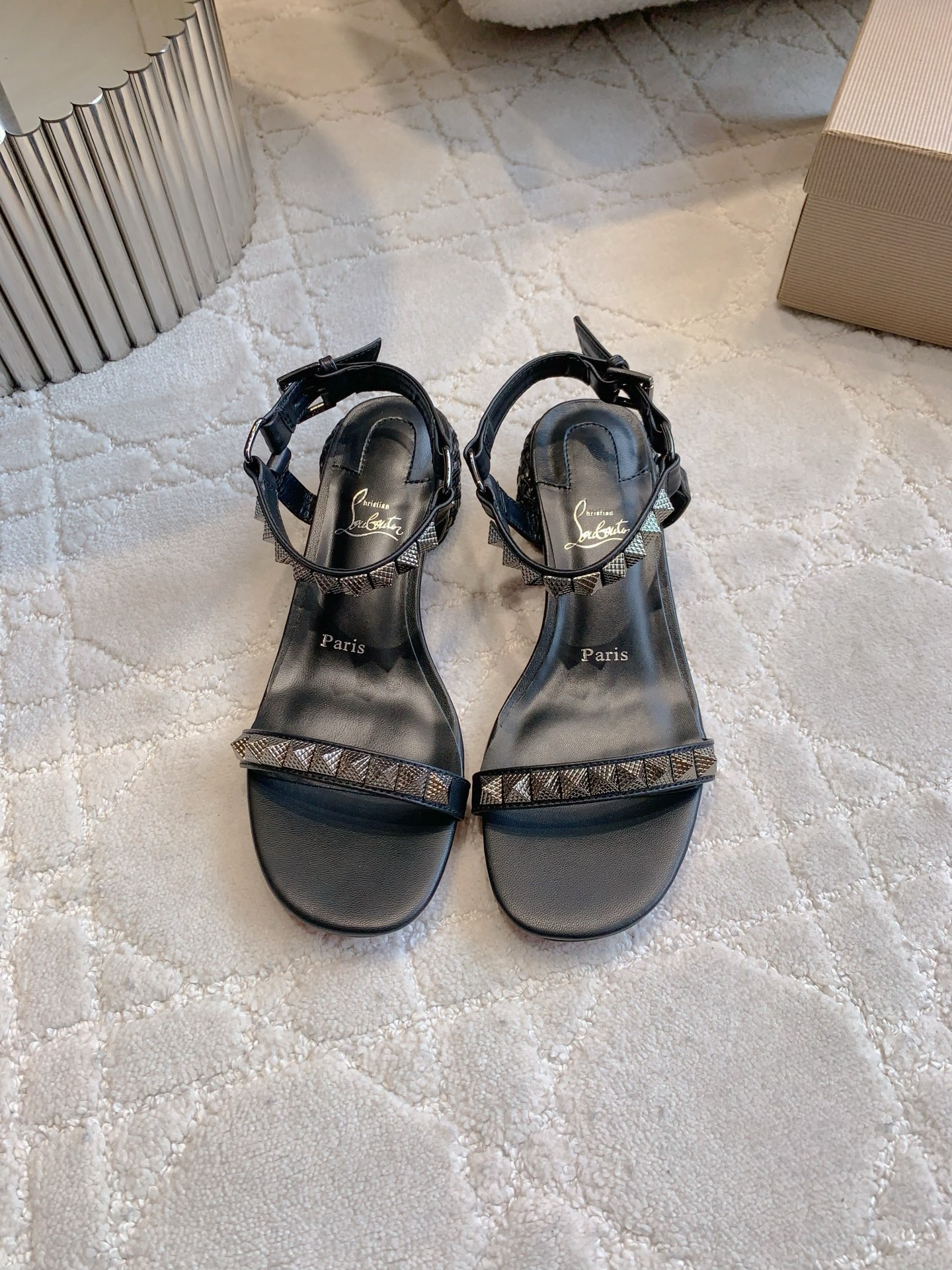 “Christian Louboutin Nailed Sandals: Price 768, Heavy Work, Classic Punk Style” - 图片 5
