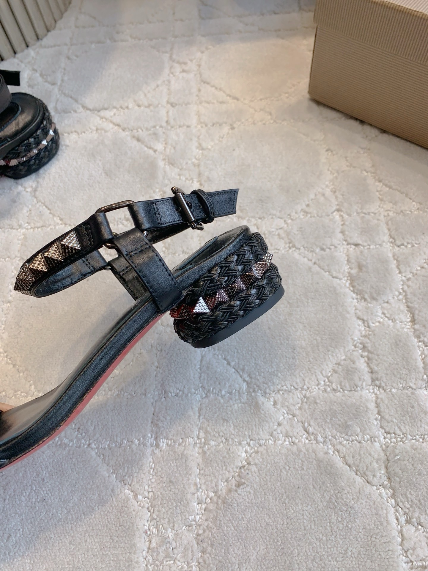 “Christian Louboutin Nailed Sandals: Price 768, Heavy Work, Classic Punk Style” - 图片 7