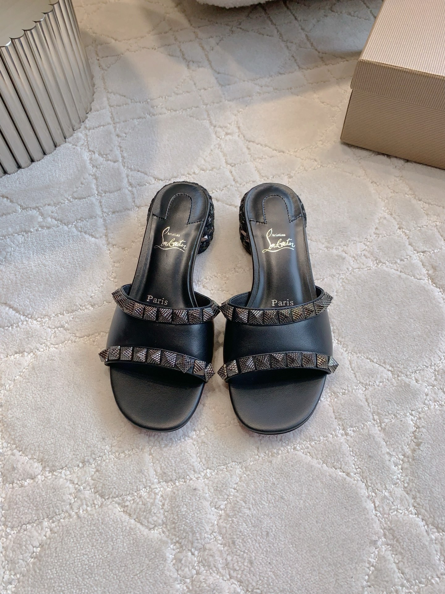 “Christian Louboutin Nailed Sandals: Heavy Work, Classic Punk Style, Price $768” - 图片 5