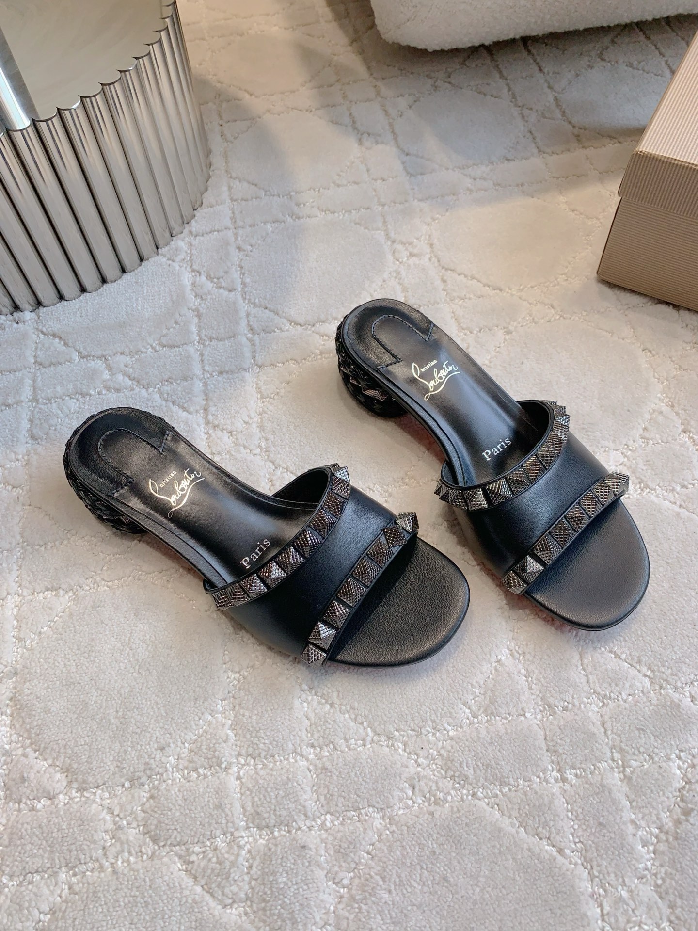 “Christian Louboutin Nailed Sandals: Heavy Work, Classic Punk Style, Price $768” - 图片 2