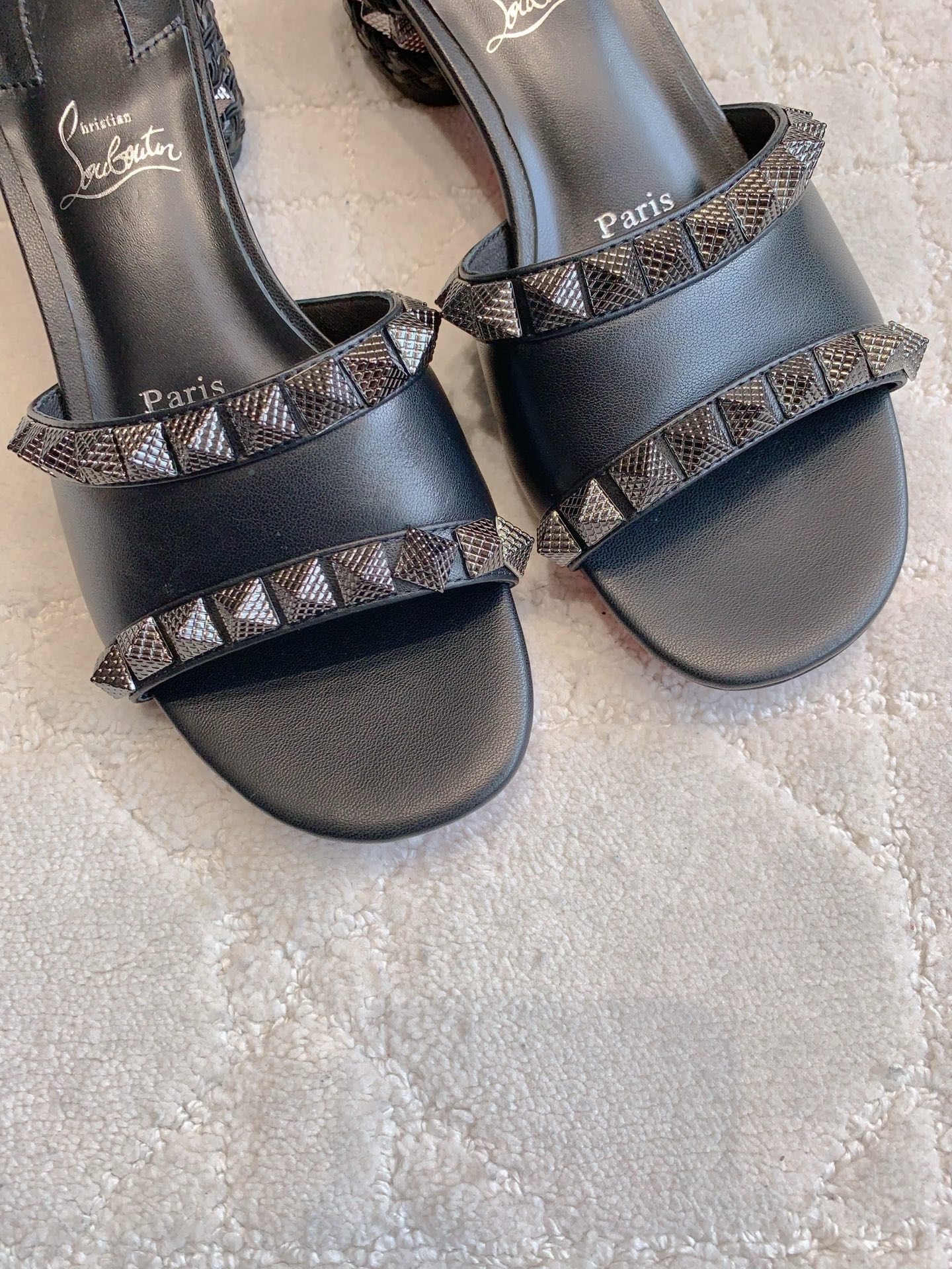 “Christian Louboutin Nailed Sandals: Heavy Work, Classic Punk Style, Price $768” - 图片 4