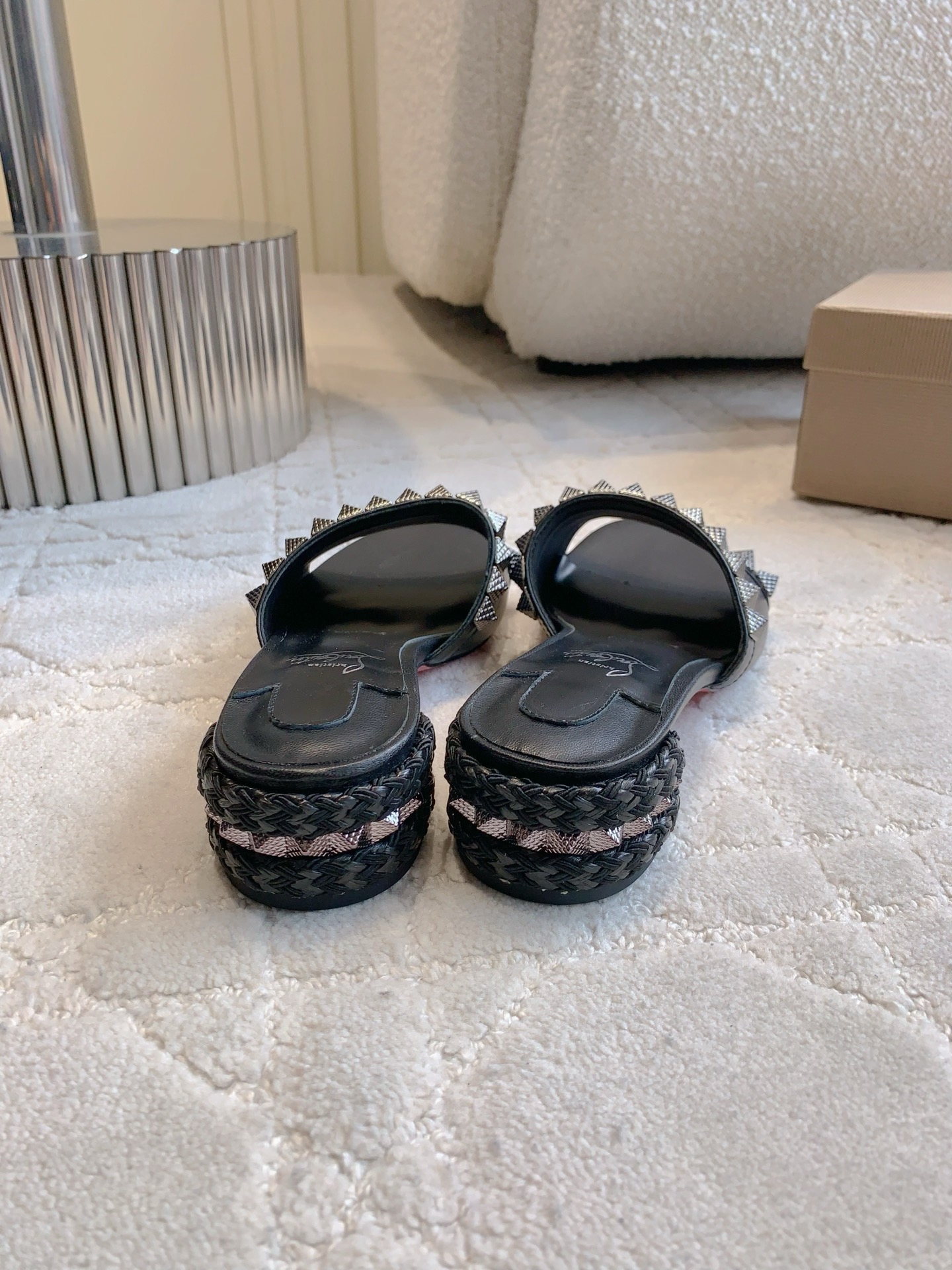 “Christian Louboutin Nailed Sandals: Heavy Work, Classic Punk Style, Price $768” - 图片 8