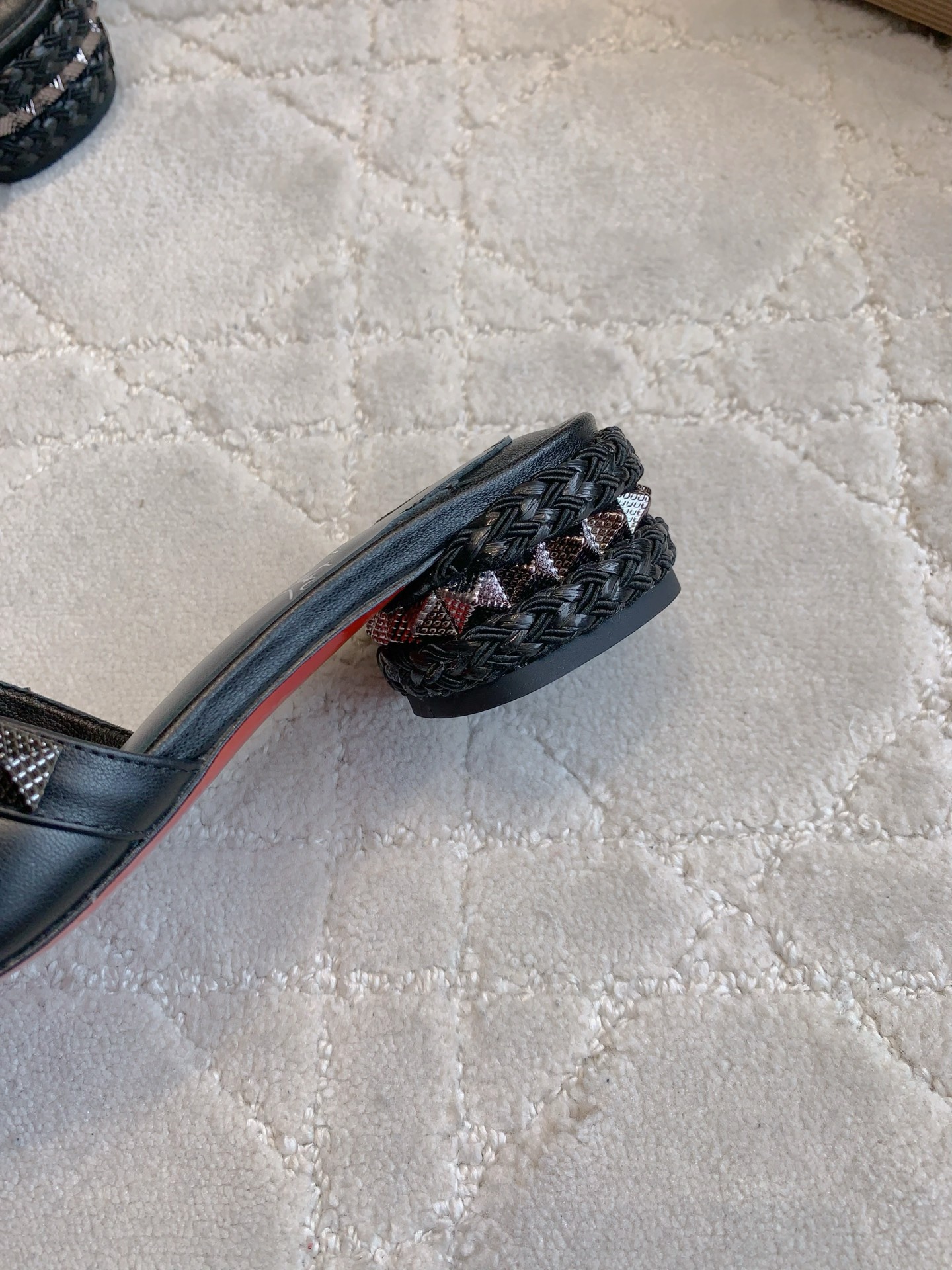 “Christian Louboutin Nailed Sandals: Heavy Work, Classic Punk Style, Price $768” - 图片 7