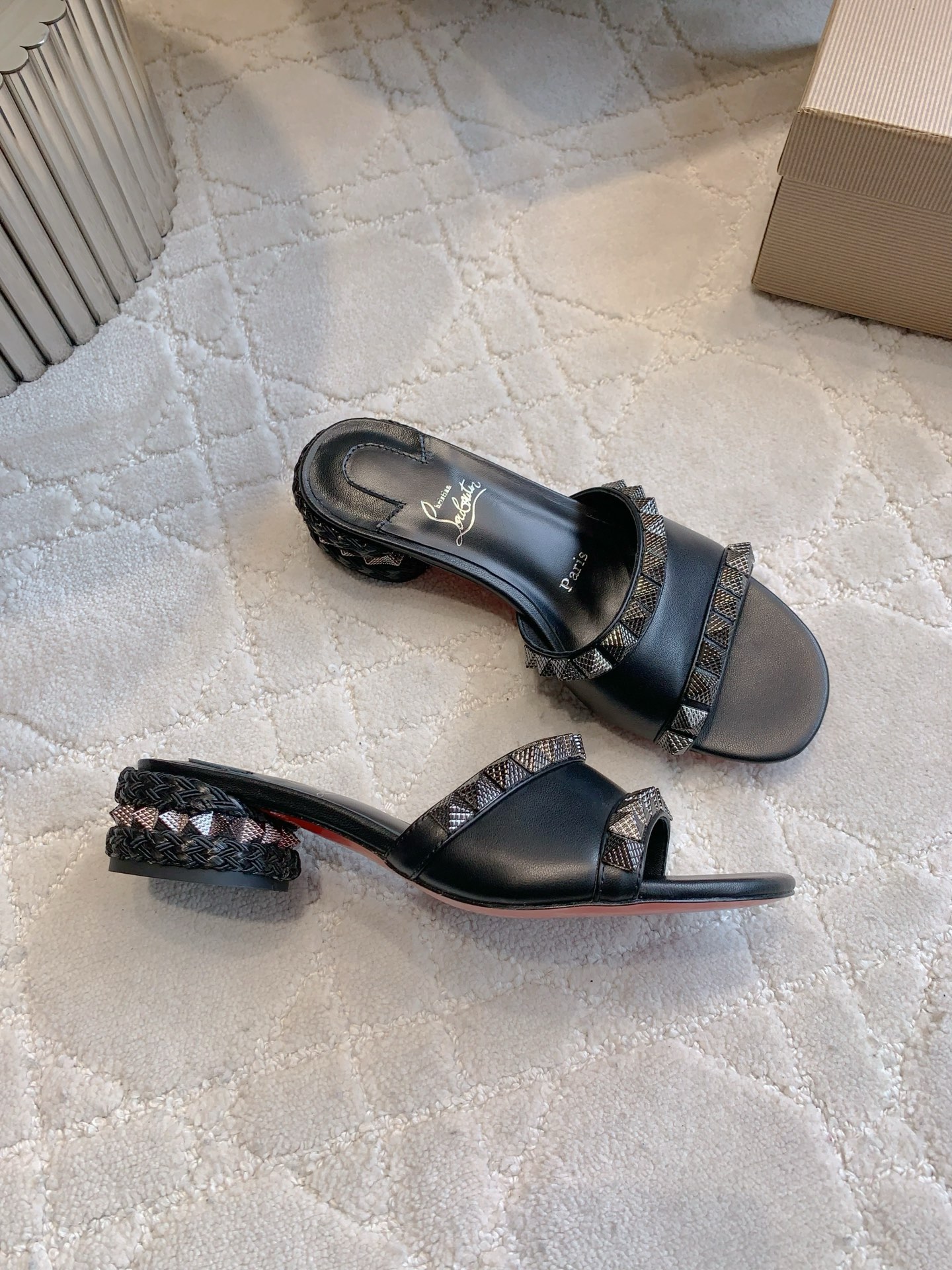 “Christian Louboutin Nailed Sandals: Heavy Work, Classic Punk Style, Price $768” - 图片 3