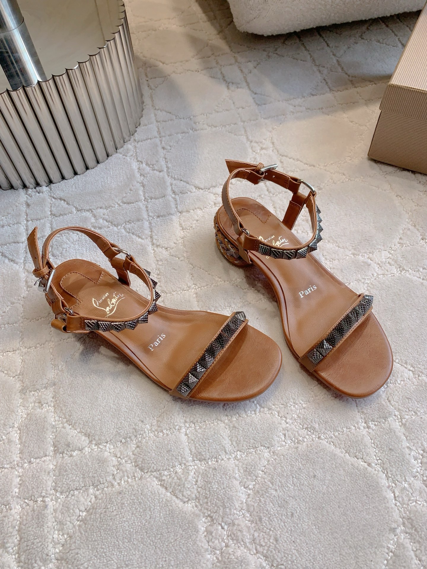 “Christian Louboutin Nailed Sandals: Heavy Work with Classic Punk Style” - 图片 2