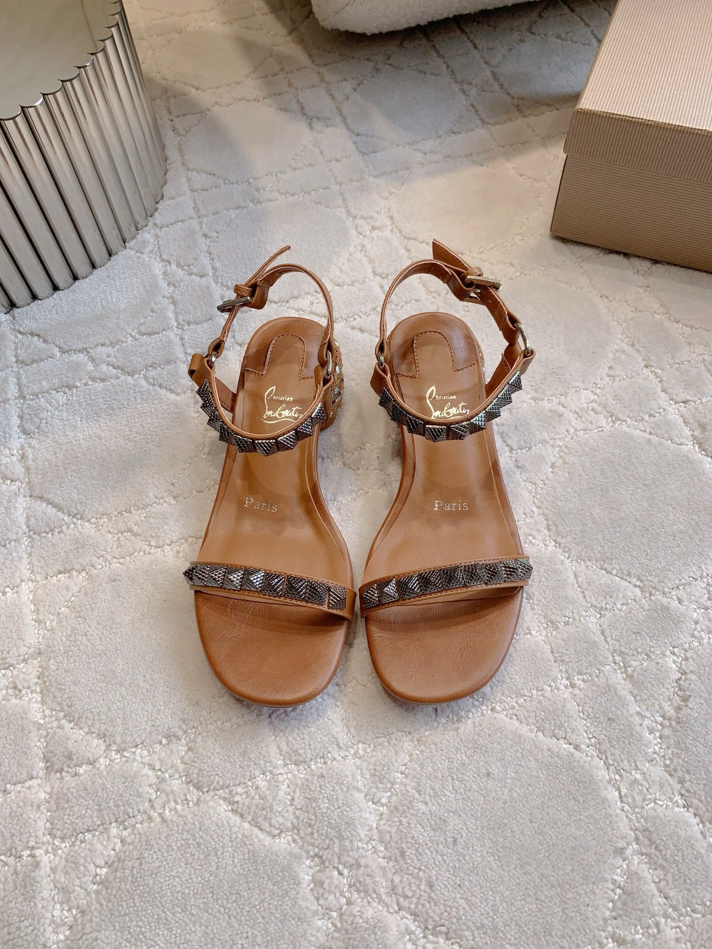 “Christian Louboutin Nailed Sandals: Heavy Work with Classic Punk Style” - 图片 5