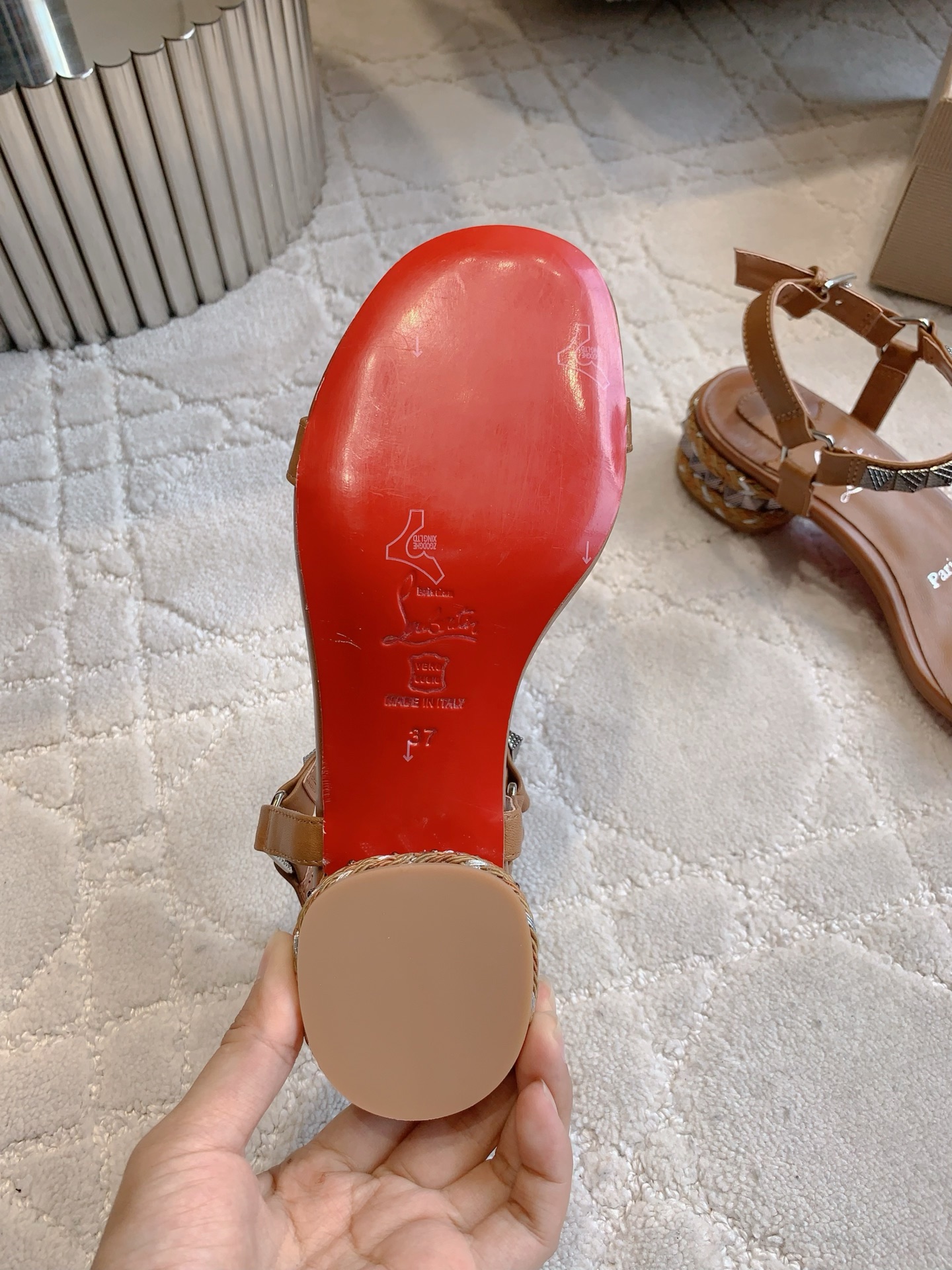 “Christian Louboutin Nailed Sandals: Heavy Work with Classic Punk Style” - 图片 9