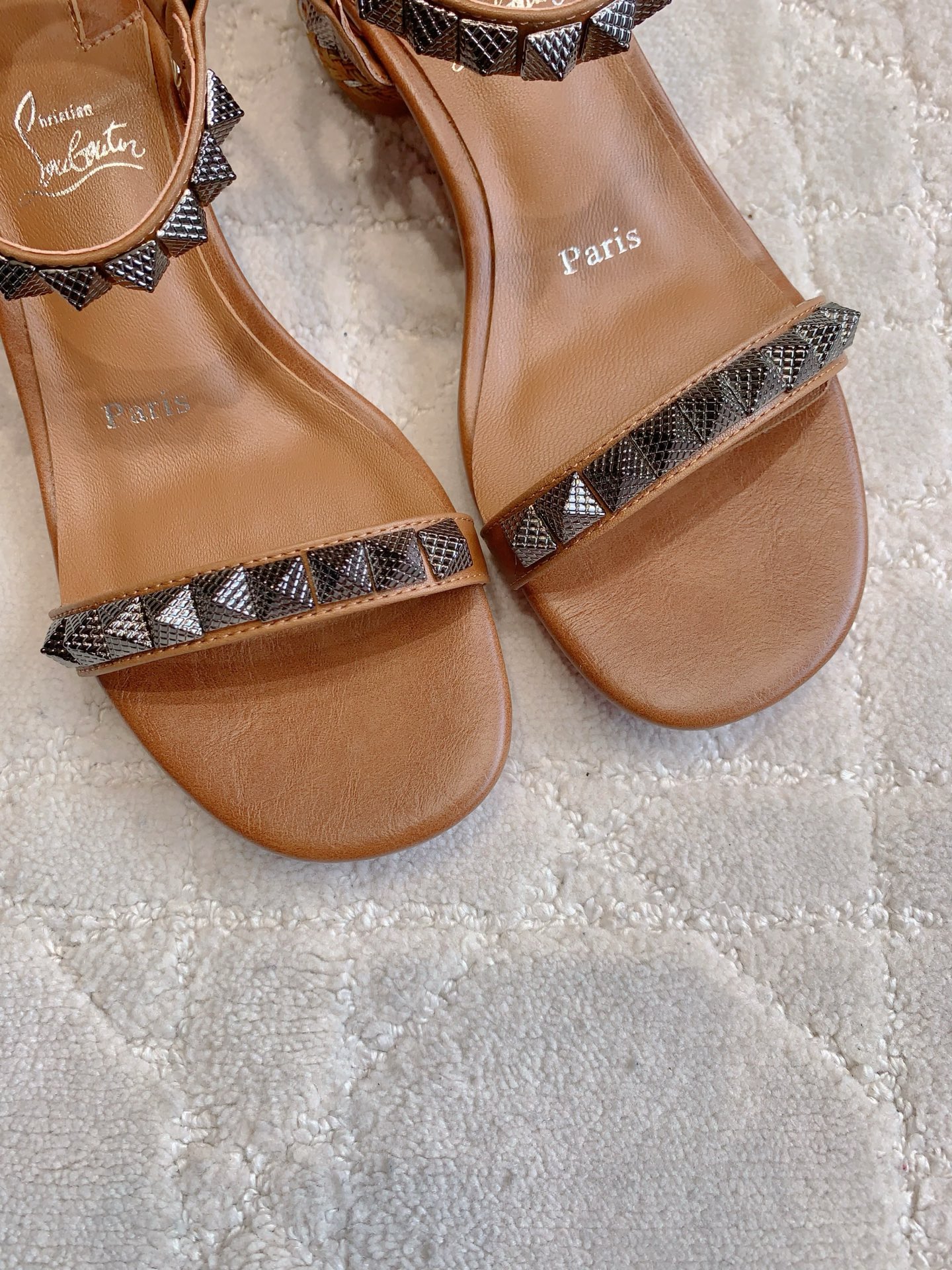 “Christian Louboutin Nailed Sandals: Heavy Work with Classic Punk Style” - 图片 4