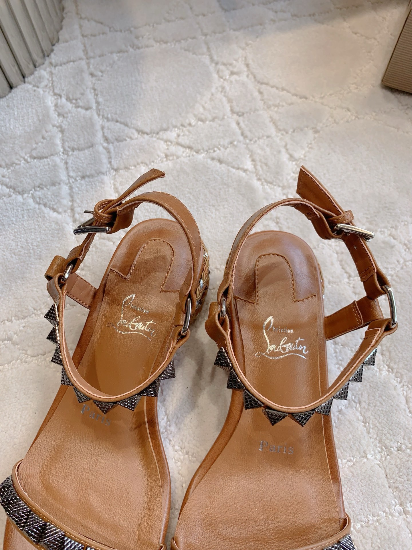 “Christian Louboutin Nailed Sandals: Heavy Work with Classic Punk Style” - 图片 6