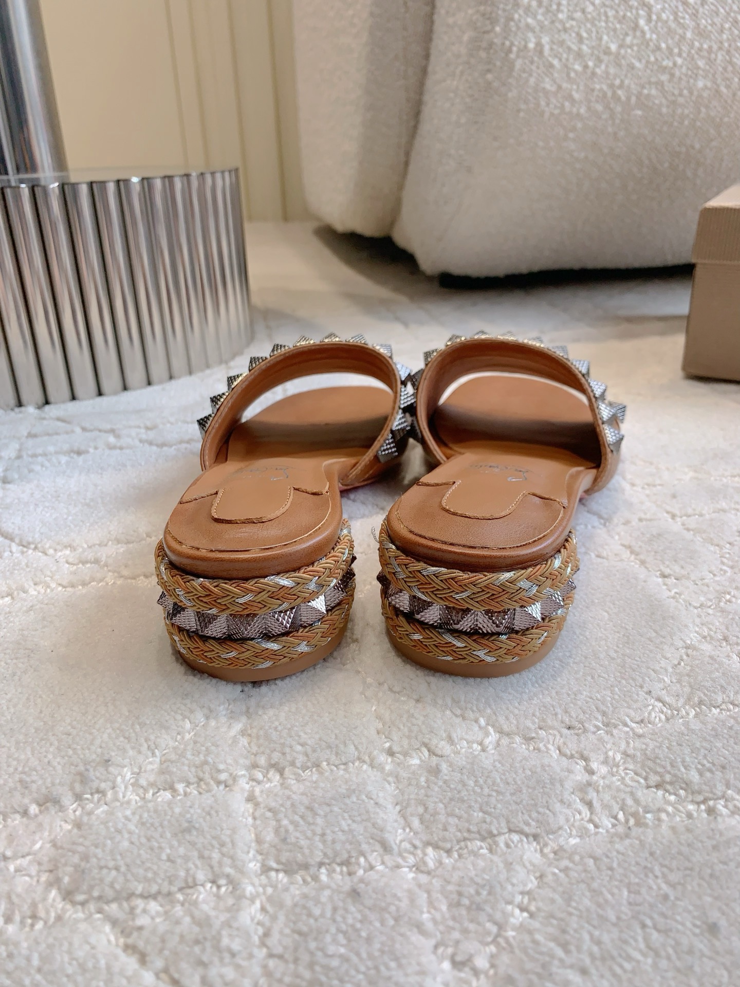 “Christian Louboutin New Nailed Sandals: Heavy Work, Classic Punk Style” - 图片 8