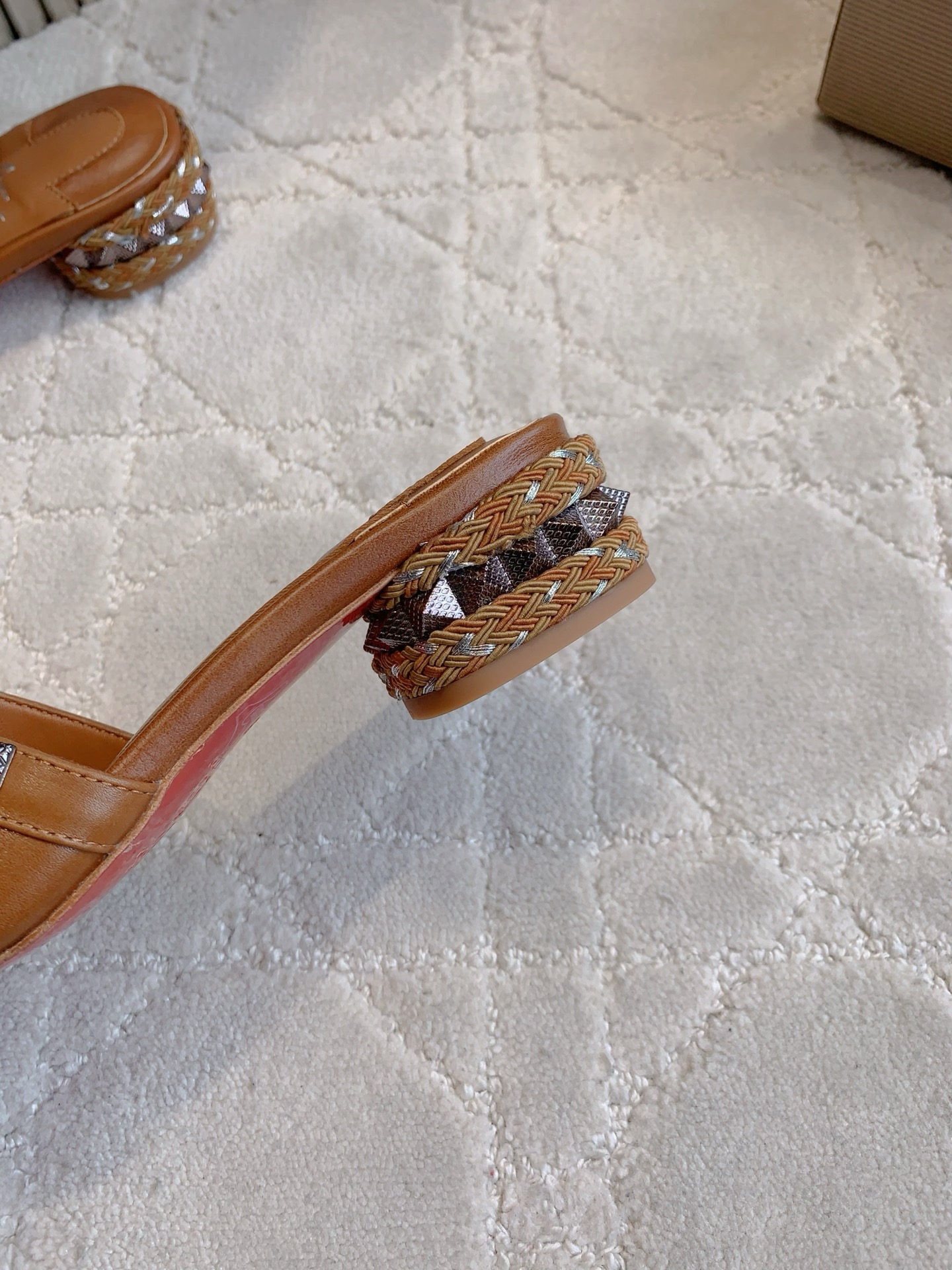 “Christian Louboutin New Nailed Sandals: Heavy Work, Classic Punk Style” - 图片 7