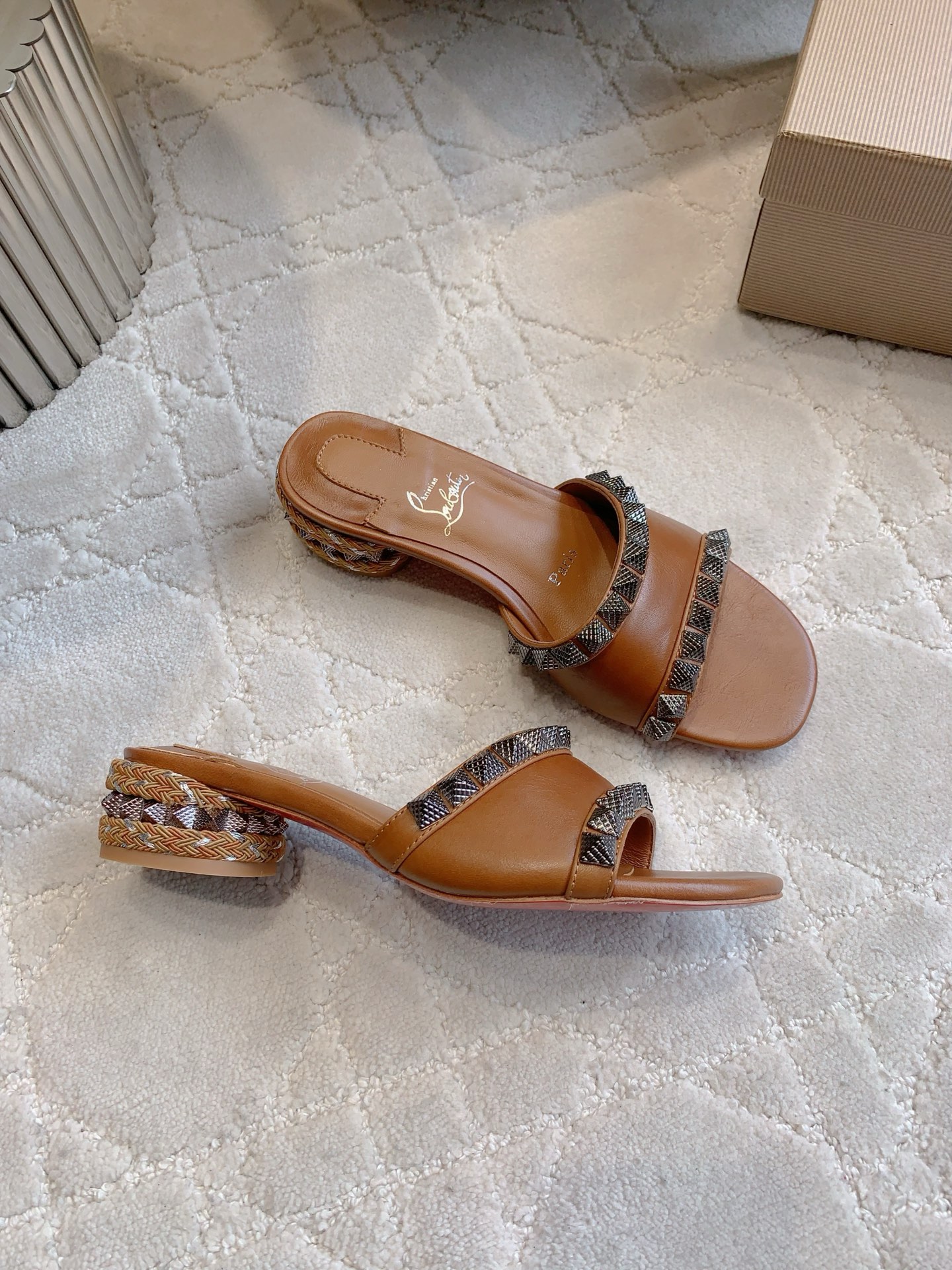 “Christian Louboutin New Nailed Sandals: Heavy Work, Classic Punk Style” - 图片 3