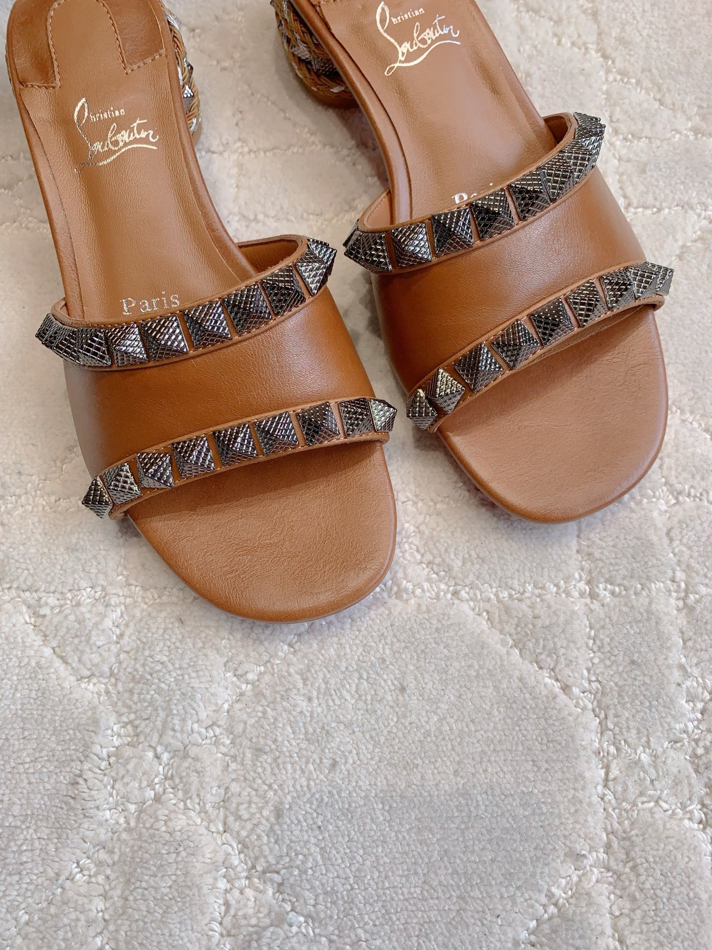 “Christian Louboutin New Nailed Sandals: Heavy Work, Classic Punk Style” - 图片 4