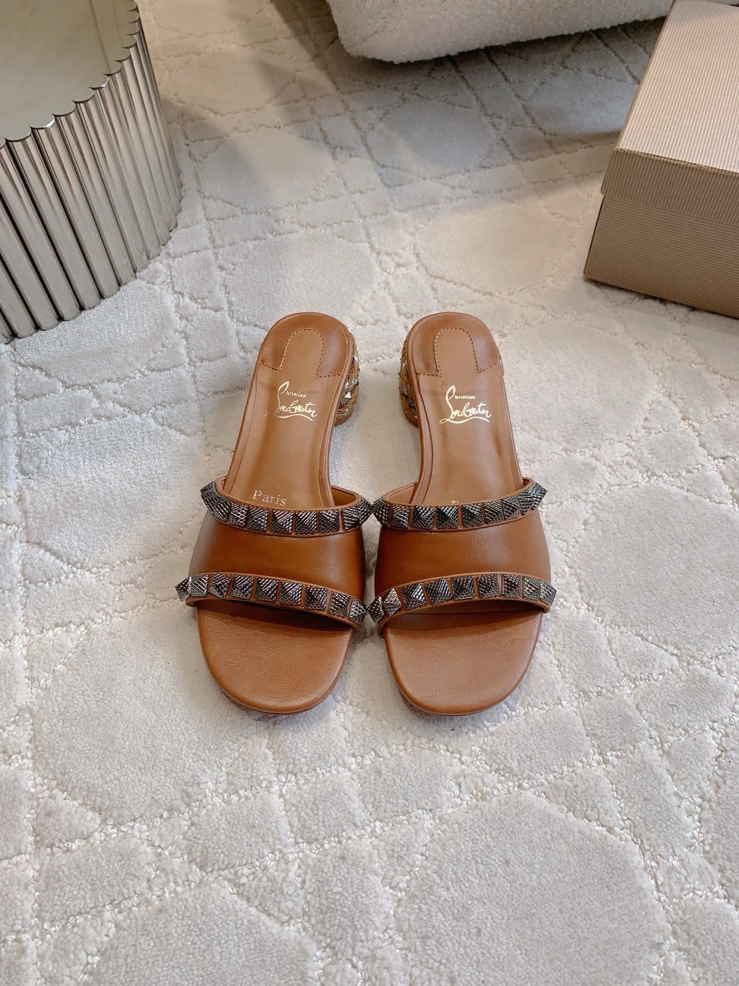 NO:445863,Christian Loubouti* New rivet red-soled sandals, heavy-duty, punk style rivet elements classic and durable, upper sheepskin upper, inner footbed sheepskin, original imported AR1 top-grade leather outsole, size 35-39 (customized for 34.40.41.42.43), sandals, sandals, sheepskin, Leather soles19860909Christian Loubouti* 新款铆钉红底凉鞋 重工打造 朋克风铆钉元素经典耐看 鞋面羊皮原版铆钉 内里垫脚羊皮 原版进口AR1顶级真皮大底 尺码35-39（34.40.41.42.43定做）,凉鞋,sandals,sheepskin,Leather soles,Women's Shoes