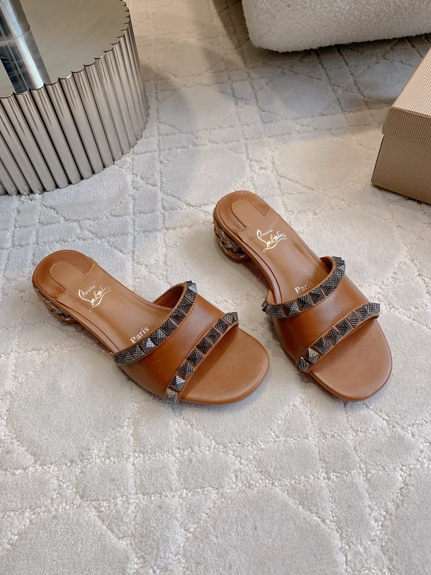 “Christian Louboutin New Nailed Sandals: Heavy Work, Classic Punk Style” - 图片 2