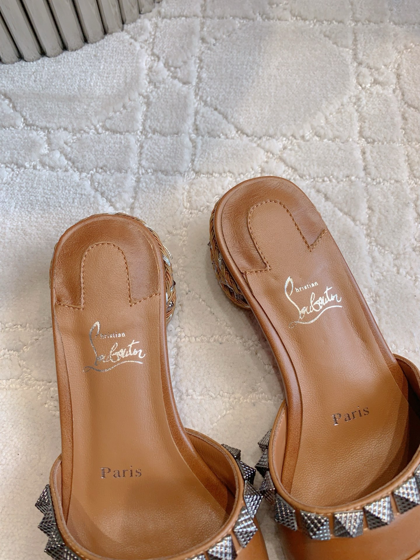 “Christian Louboutin New Nailed Sandals: Heavy Work, Classic Punk Style” - 图片 6