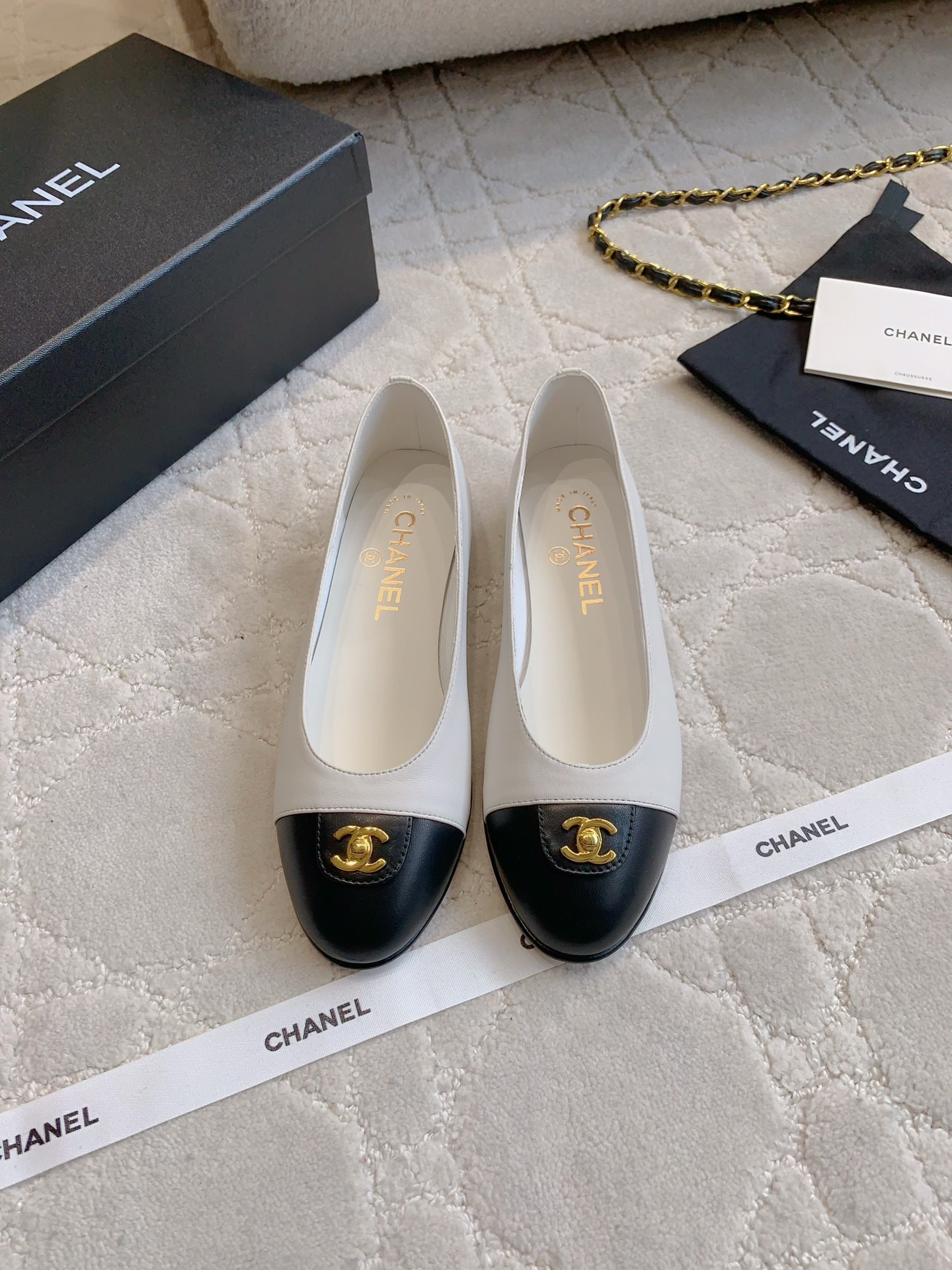 NO:445842,Chane* New lock flat shoes, classic double C locks with beautiful and retro style, and a timeless item. Recommended!  Super soft lambskin upper, top-grade mixed-bred lambskin, Italian leather outsole, size 35-39 (40 41 custom made), single shoes, chanel, sheepskin, Leather soles19860909Chane* 新款锁扣平底单鞋 经典双C锁扣点缀好看又复古 永不过时的单品 推荐！ 鞋面超软小羊皮 内里垫脚顶级混种羊皮 意大利真皮大底 码数35-39（40 41定做）,单鞋,chanel,sheepskin,Leather soles,Women's Shoes