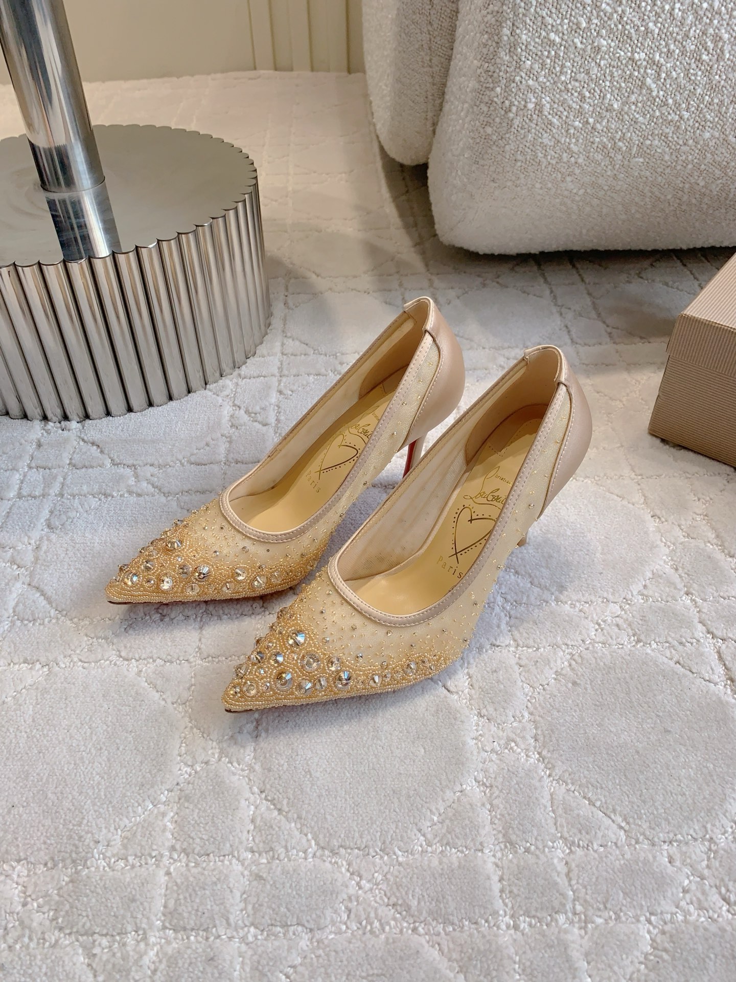 Christian Louboutin’s Glamorous High-Heel Shoes with Hand-Sewn Drills - 图片 2