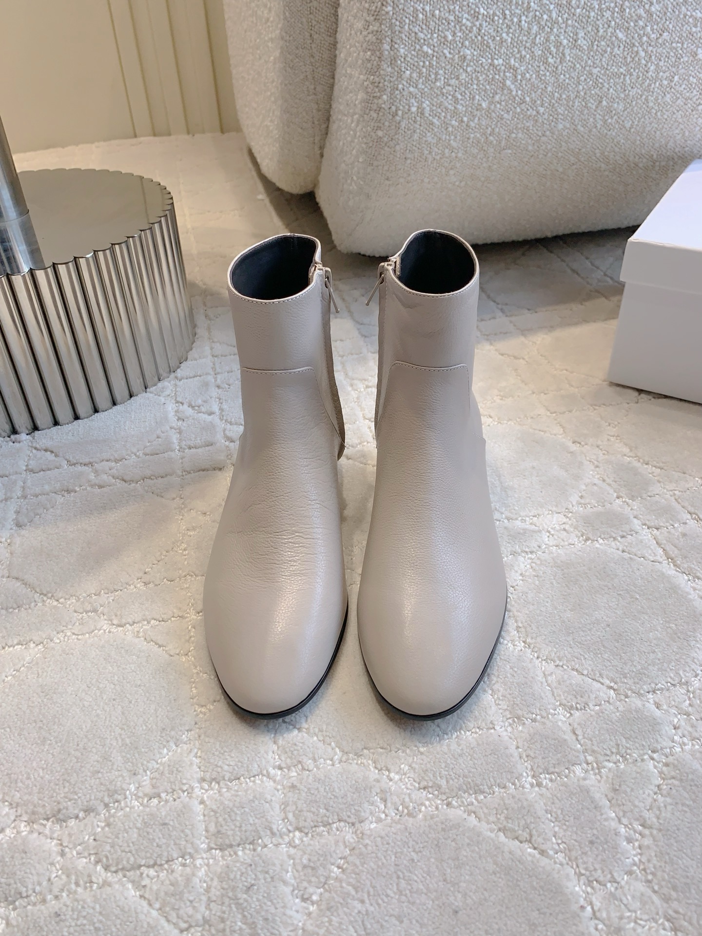 NO:445861,The Row's new minimalist style short boots, simple and high-end feel, the whole pair of shoes is super soft, comfortable and easy to wear, super good quality, super soft upper, inner foot padded sheepskin Italian leather outsole, heel height 3cm Size 35-39 (customized for 40), boots, boots, sheepskin, Leather soles19860909The Row新款极简风短靴 简约的高级感 整双鞋子超级柔软 舒适好穿 品质超好 鞋面超软羊皮 内里垫脚羊皮 意大利真皮大底 跟高3cm 尺码35-39（40定做）,靴子,boots,sheepskin,Leather soles,Women's Shoes