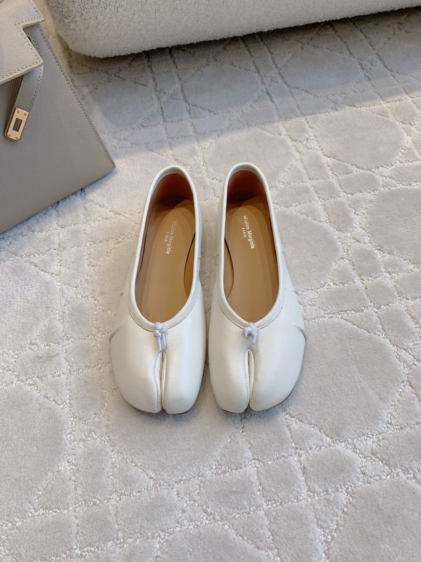 NO:445868,Maison Margiel*丨MM6 Magila Tabi toe shoes Ballet shoes Original cover shoes are very generous in shape, easy to control with all styles, not restricted by routine, be yourself as you like~ The foot is super soft and comfortable, imported sheepskin upper, inner foot pad original sheepskin original Italian genuine leather sole size 35-39 (customized for 40), split-toe shoes, masion margiela,masion margiela,sheepskin19860909Maison Margiel*丨MM6马吉拉Tabi分趾鞋 芭蕾舞鞋 原版套楦鞋型很大方 搭配各种风格都轻松驾驭 上脚不被常规所拘束 随心所欲做自己～上脚超级柔软舒适 鞋面进口羊皮 内里垫脚原版羊皮 原版意大利真皮底跟 尺码35-39（40定做）,分趾鞋,masion margiela,masion margiela,sheepskin,Women's Shoes