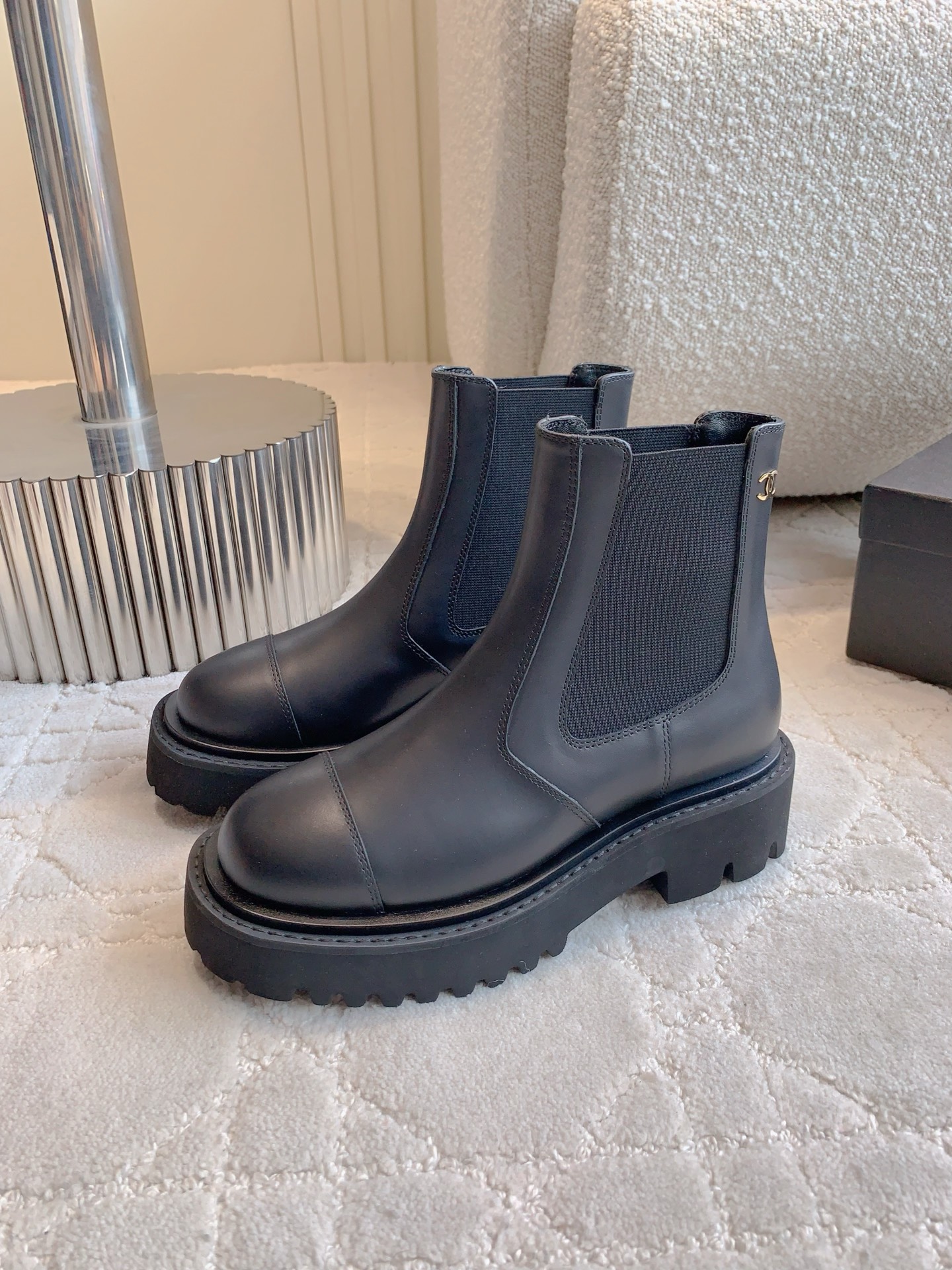 Bottines Chelsea Chanel en cuir de veau noir avec logo métallique