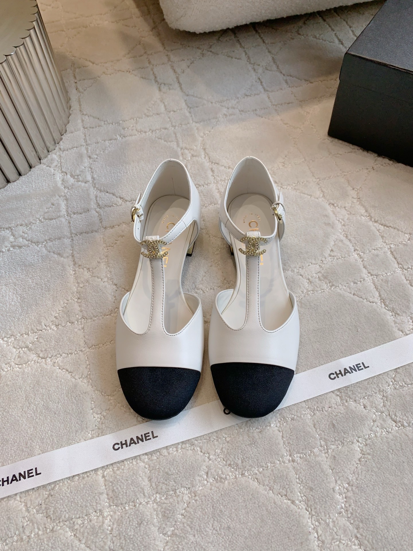 NO:448462,CHANE's newest pearl and Mary Jane shoes. The high-end style of Xiangjia always makes people feel capitalized. It looks simple but it is inexplicably high-end. It is absolutely girlish. It is comfortable and easy to wear. Upper lambskin. Inner footbed sheepskin. Italian leather outsole. Size 35-39 (customized for 40 41). Mary Jane, chanel, chanel, mary jane, sheepskin, Leather soles19860909CHANE*新款珍珠跟玛丽珍鞋 香家高级感这块总让人大写的服气 看起来简单的款式 但上脚就莫名很高级 绝对的少女感 舒适好穿 鞋面小羊皮 内里垫脚羊皮 意大利真皮大底 尺码35-39（40 41定做）,玛丽珍,chanel,chanel,mary jane,sheepskin,Leather soles,Women's Shoes