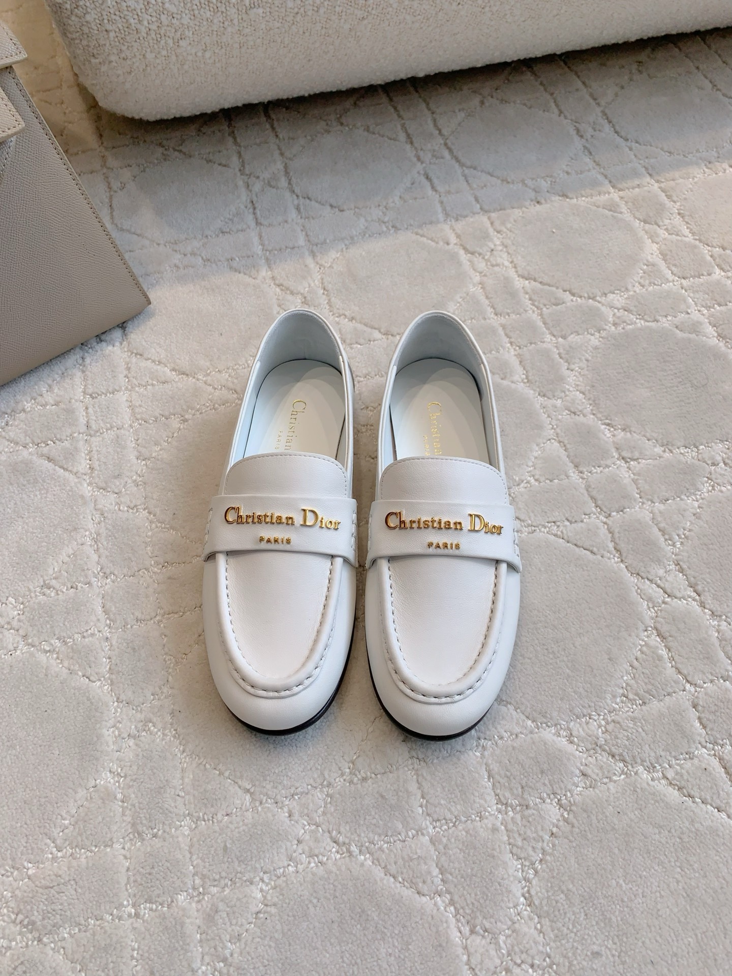 NO:447841,Dio* New round toe flat loafers Soft, light and comfortable Delicate and elegant Elaborately made of cowhide leather Embellished with gold-finished metal Christian Dio* logo Recognizable Extraordinary exquisite craftsmanship Original calfskin Inner footbed sheepskin Injection molded leather outsole Size 35-39 (customized for 40), loafers, dior, loafers, cowhide, sheepskin, Leather soles19860909Dio* 新款圆头平底乐福鞋 柔软轻盈舒适 精致优雅 采用牛皮革精心制作 点缀以金色饰面金属 Christian Dio*标志 富有辨识度 彰显非凡的精湛工艺 鞋面原版小牛皮 内里垫脚羊皮 注塑真皮大底 尺码35-39（40定做）,乐福鞋,dior,loafers,cowhide,sheepskin,Leather soles,Women's Shoes