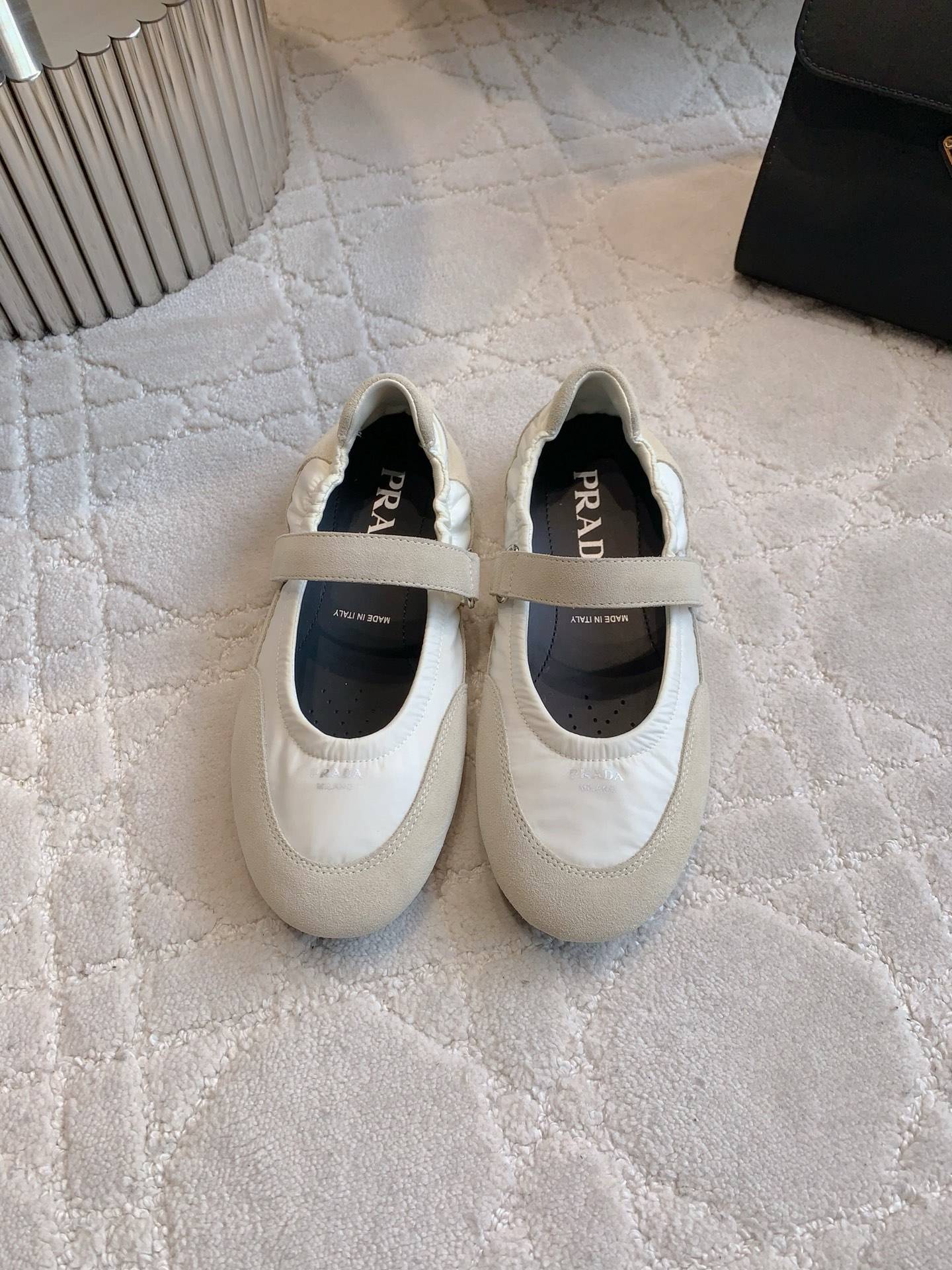 NO:448470,PRAD* new Mary Jane flat shoes, super soft fabric, soft and breathable, flat design is super easy to wear, simple and atmospheric, original purchase 1:1, full of details, nylon cloth spliced ​​suede, inner foot pad sheepskin, original open molded sole, size 35-39 (customized for 40), Mary Jane, prada, mary jane, sheepskin, chamois leather19860909PRAD*新款玛丽珍平底单鞋 超软面料 柔软透气 平底设计超好穿 简约大气 原版购入1:1打造 细节感拉满 鞋面尼龙布拼接麂皮 内里垫脚羊皮 原版开模大底 尺码35-39（ 40定做）,玛丽珍,prada,mary jane,sheepskin,chamois leather,Women's Shoes