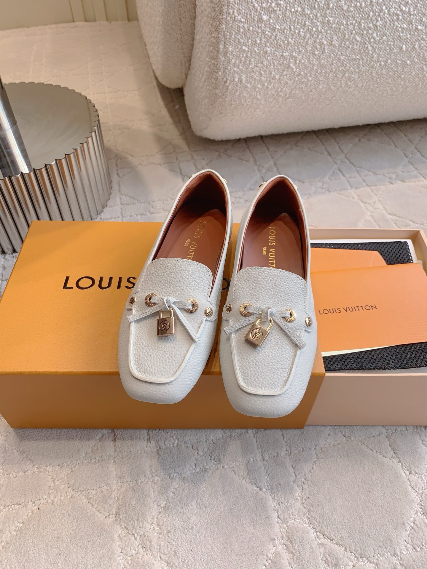 NO:447827,Louis Vuitt* new concentric locked bean shoes loafers with a sense of luxury, comfortable and breathable, lock head decoration fashionable and exquisite, easy to create an old-fashioned style, upper cowhide, inner footbed cowhide, original molded outsole, size 35-39 (customized for 40 41), loafers, louis vuitton, loafers, cowhide19860909Louis Vuitt*新款同心锁豆豆鞋乐福鞋 自带贵气感 舒适透气款 锁头装饰时髦又精致 轻松打造老钱风  鞋面牛皮 内里垫脚牛皮 原版开模大底 尺码35-39（40 41定做）,乐福鞋,louis vuitton,loafers,cowhide,Women's Shoes