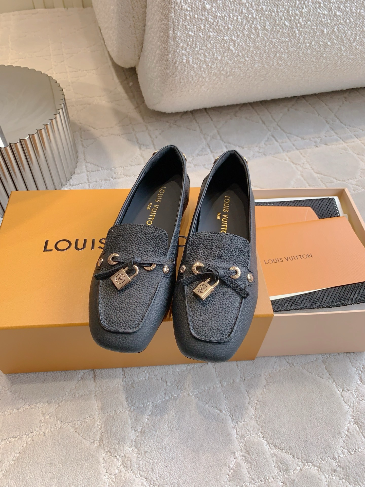 NO:447815,Louis Vuitt* new concentric locked bean shoes loafers with a sense of luxury, comfortable and breathable, lock head decoration fashionable and exquisite, easy to create an old-fashioned style, upper cowhide, inner footbed cowhide, original molded outsole, size 35-39 (customized for 40 41), loafers, louis vuitton, loafers, cowhide19860909Louis Vuitt*新款同心锁豆豆鞋乐福鞋 自带贵气感 舒适透气款 锁头装饰时髦又精致 轻松打造老钱风  鞋面牛皮 内里垫脚牛皮 原版开模大底 尺码35-39（40 41定做）,乐福鞋,louis vuitton,loafers,cowhide,Women's Shoes