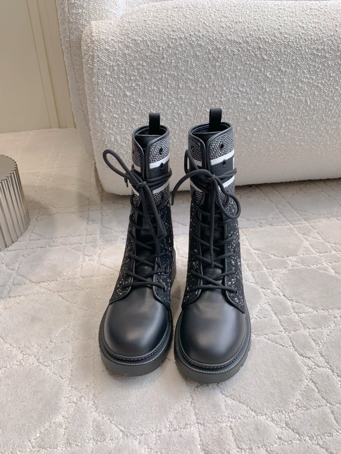 NO:543920,Dio's newest diamond-shaped thick-soled short boots, original purchase and version development Z:1 replica, the real thing is super textured, classic and versatile, very atmospheric, upper cowhide, original open mold three-dimensional fabric, inner foot pad sheepskin, original open mold broadsol, size 35-39 (40 41 custom made), boots, dior, boots, cowhide, sheepskin19860909Dio*新款菱格厚底短靴 原版购入打版开发 Z:1复刻 实物超级有质感 经典百搭 上脚非常大气 鞋面牛皮 原版开模立体布面 内里垫脚羊皮 原版开模大底 尺码35-39（40 41定做）,靴子,dior,boots,cowhide,sheepskin,Women's Shoes