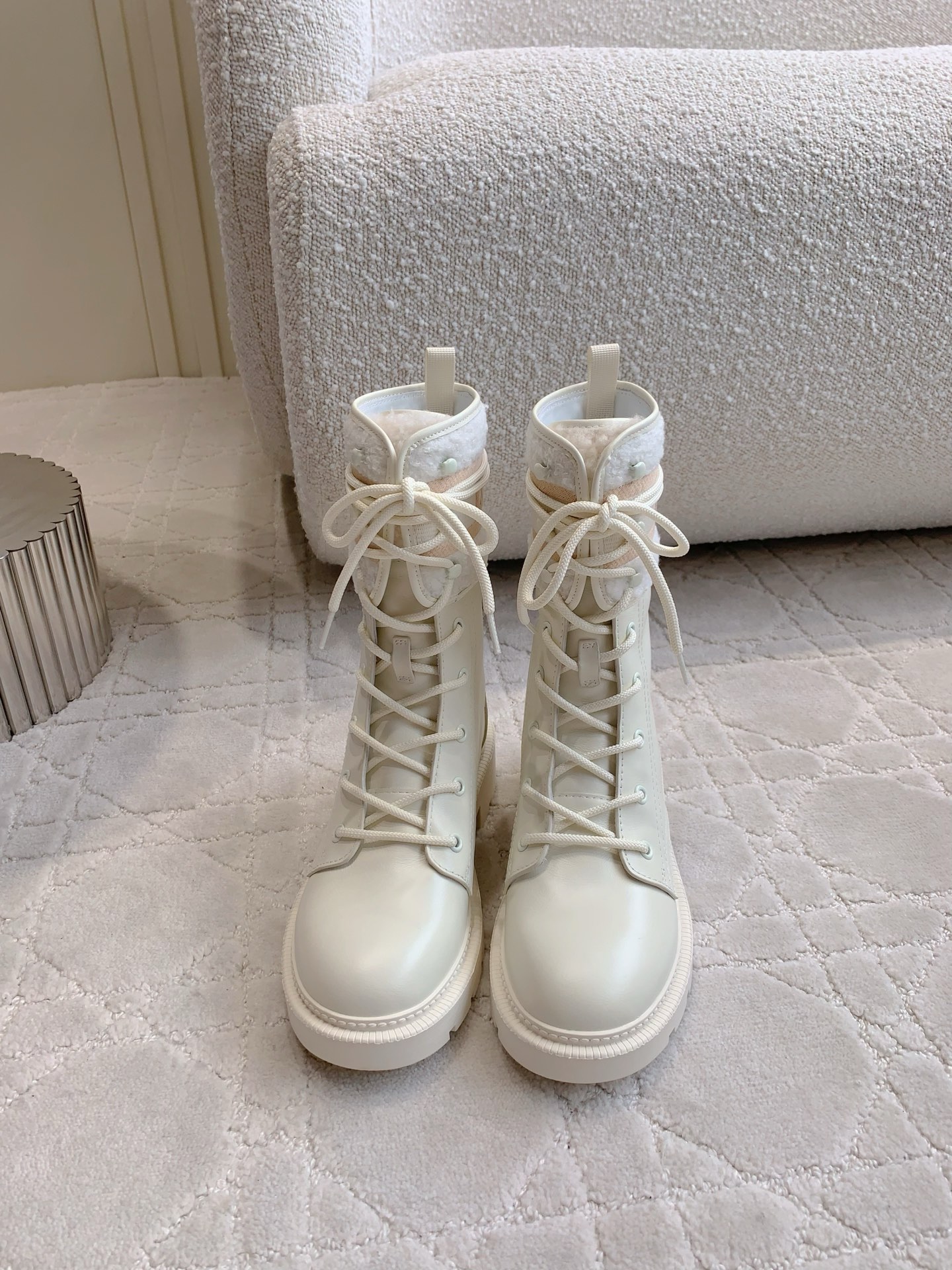 NO:447818,Dio* new thick-soled short boots, original purchase and version development, 1:1 replica, the real thing is super textured, classic and versatile, very atmospheric, upper cowhide, original open mold three-dimensional embroidery, inner foot pad sheepskin, original open mold broadsol, size 35-39 (40 41 custom made), boots, dior, boots, cowhide, sheepskin19860909Dio*新款厚底短靴 原版购入打版开发 1:1复刻 实物超级有质感 经典百搭 上脚非常大气 鞋面牛皮 原版开模立体刺绣 内里垫脚羊皮 原版开模大底 尺码35-39（40 41定做）,靴子,dior,boots,cowhide,sheepskin,Women's Shoes