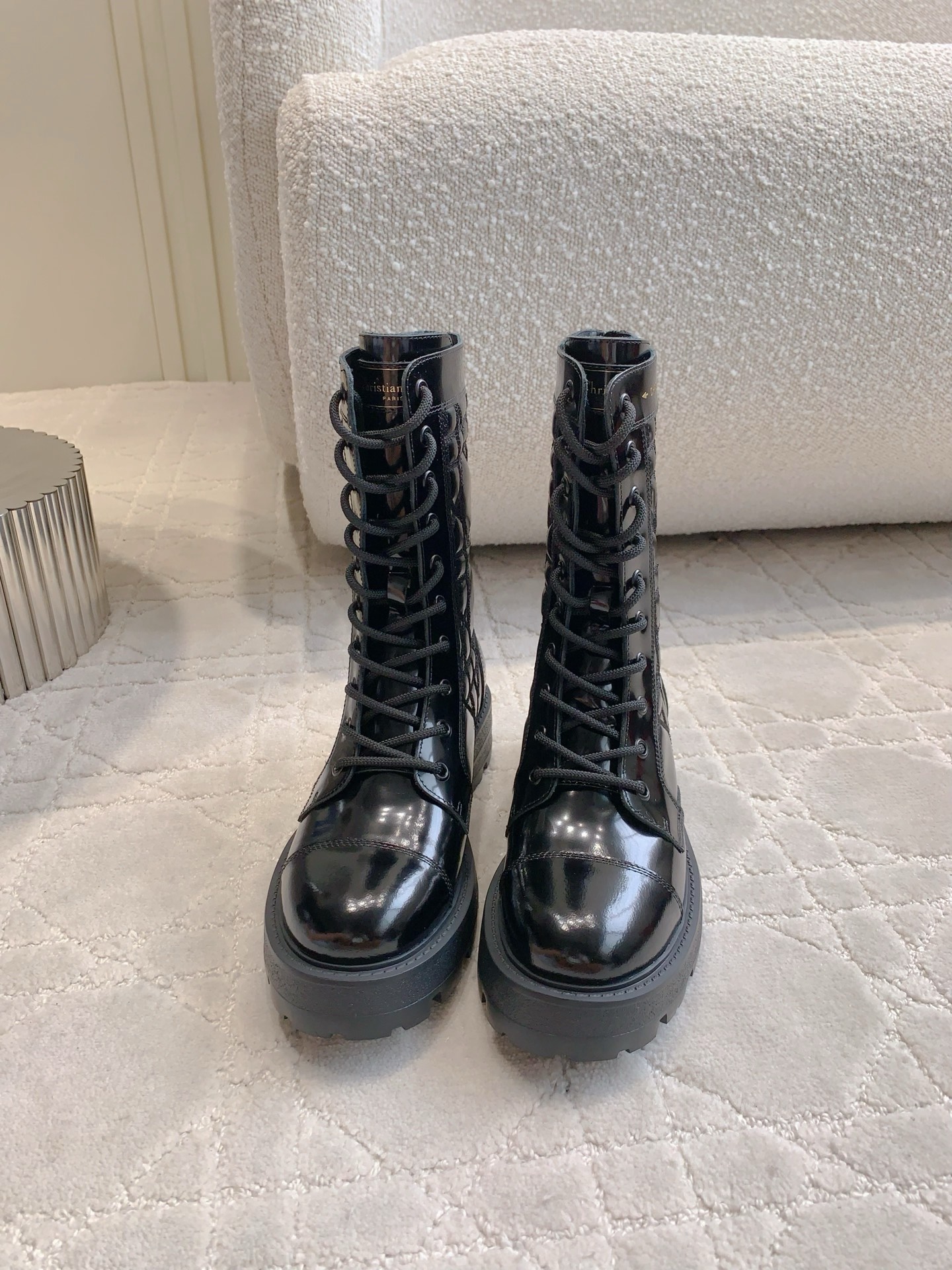 NO:447839,Dio's newest diamond-shaped thick-soled boots, super thin legs, very convenient to put on and off the heel zipper, invincible on the feet, design gives full marks, simple logo embellishment, atmospheric and durable. Really recommended, calfskin upper, inner footbed cowhide original molded sole, size 35-39 (customized for 40 41), boots, dior, boots, cowhide19860909Dio*新款菱格厚底短靴 超显腿细 后跟拉链穿脱非常方便 上脚无敌 设计给满分 简约的logo点缀 大气又耐看 真的非常推荐 鞋面小牛皮 内里垫脚牛皮 原版开模大底 尺码35-39（40 41定做）,靴子,dior,boots,cowhide,Women's Shoes