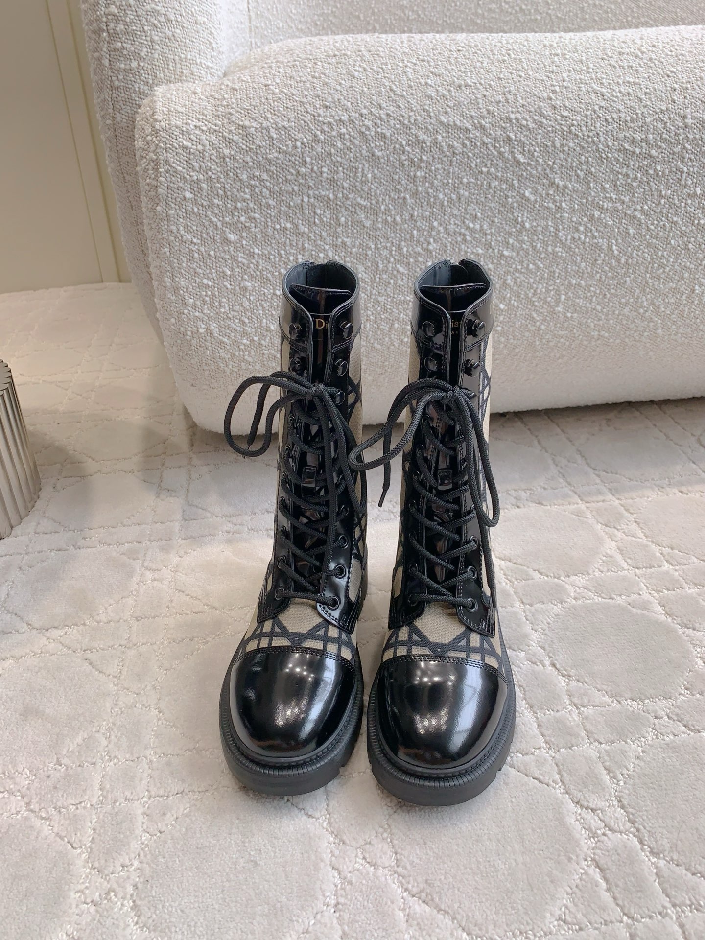 NO:447824,Dio's newest diamond-shaped thick-soled short boots, original purchase and version development Z:1 replica, the real thing is super textured, classic and versatile, very atmospheric, upper cowhide, original open mold three-dimensional fabric, inner foot pad sheepskin, original open mold broadsol, size 35-39 (40 41 custom made), boots, dior, boots, cowhide, sheepskin19860909Dio*新款菱格厚底短靴 原版购入打版开发 Z:1复刻 实物超级有质感 经典百搭 上脚非常大气 鞋面牛皮 原版开模立体布面 内里垫脚羊皮 原版开模大底 尺码35-39（40 41定做）,靴子,dior,boots,cowhide,sheepskin,Women's Shoes