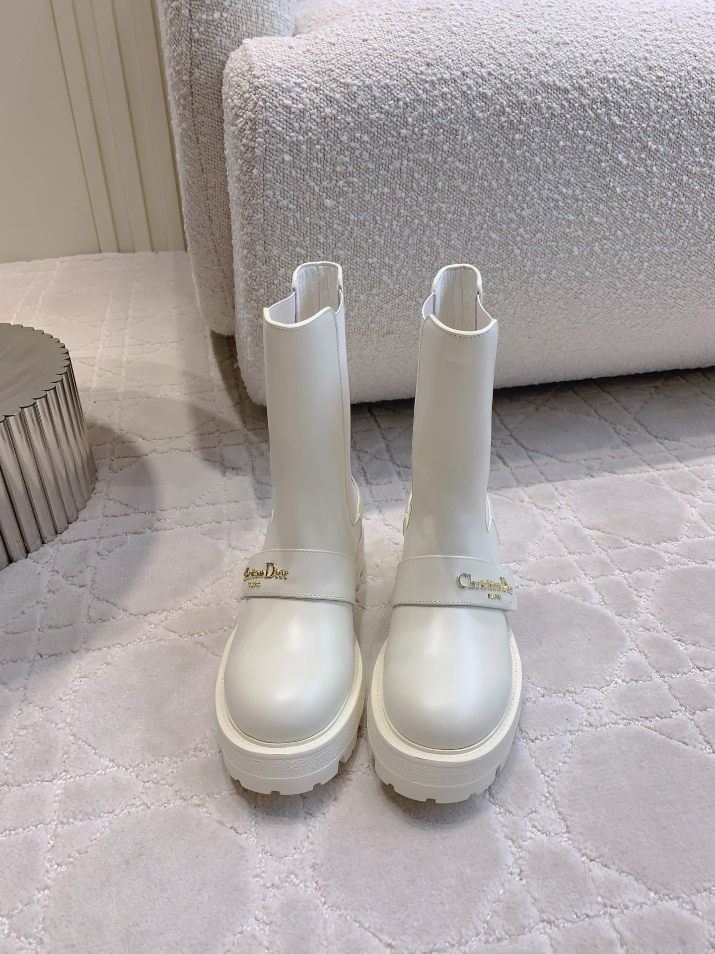 NO:447804,Dio* new thick-soled short boots, super thin legs, very convenient to put on and take off, invincible on the feet, design gives full marks, simple logo embellishment, atmospheric and durable. Really recommended, calfskin upper, inner footbed cowhide original molded sole size 35-39 (customized for 40 41), boots, dior, boots, cowhide19860909Dio*新款厚底短靴 超显腿细 穿脱非常方便 上脚无敌 设计给满分 简约的logo点缀 大气又耐看 真的非常推荐 鞋面小牛皮 内里垫脚牛皮 原版开模大底 尺码35-39（40 41定做）,靴子,dior,boots,cowhide,Women's Shoes