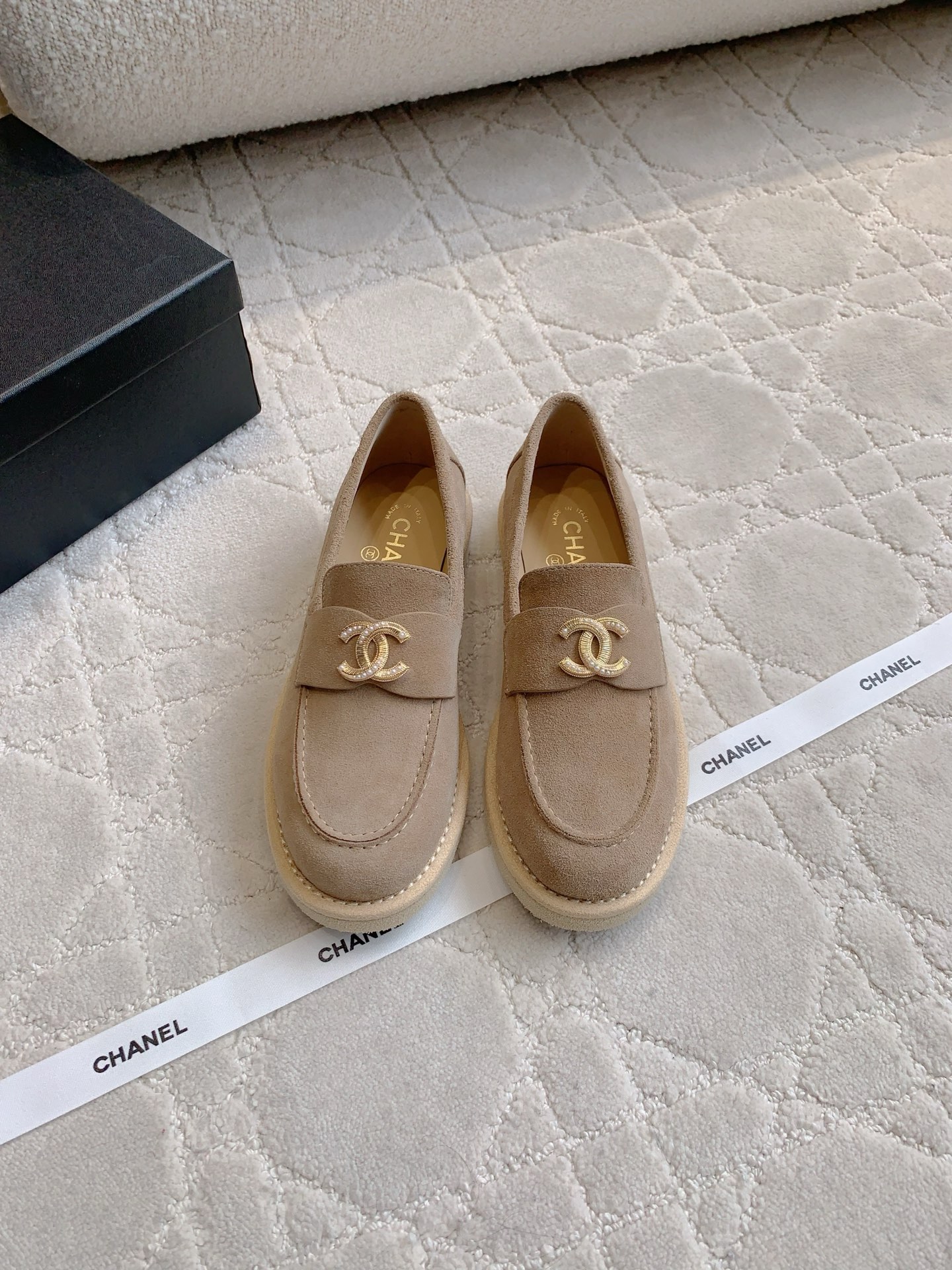 NO:448448,CHANE's newest pearl buckle loafers, classic and outdated shoe shape, exquisite and high-end sense with double C-model logo, college style versatile and age-reducing, all kinds of outfits can be controlled, cowhide upper, inner footbed sheepskin, original mold open sole, size 35-39 (34 40 41 42 customized), loafers, chanel, loafers, cowhide, sheepskin19860909CHANE*新款珍珠扣乐福鞋 经典不过时的鞋型 搭配双C开模logo精致的高级感 学院风百搭又减龄 各种穿搭都能驾驭 鞋面牛皮 内里垫脚羊皮 原版开模大底 尺码35-39（34 40 41 42定做）,乐福鞋,chanel,loafers,cowhide,sheepskin,Women's Shoes