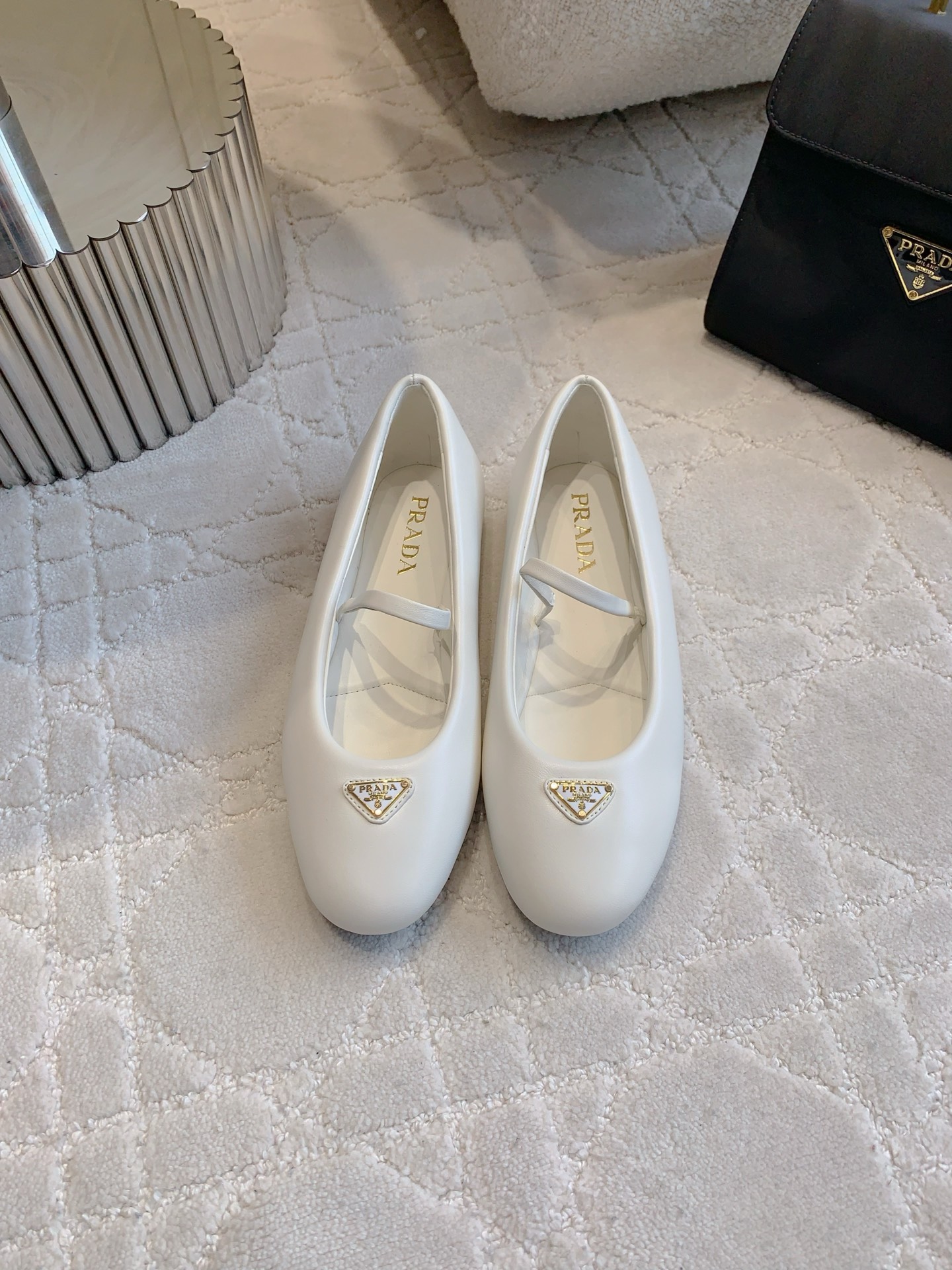 NO:448441,PRAD* newest triangle logo Mary Jane flat sole shoes, super soft fabric, soft and breathable, flat sole design is super easy to wear, simple and atmospheric, original purchase 1:1, full of details, original lambskin upper, inner footbed sheepskin, original open molded sole, size 35-39 (40 41 custom made), Mary Jane, prada, mary jane, sheepskin19860909PRAD*新款三角标玛丽珍平底单鞋 超软面料 柔软透气 平底设计超好穿 简约大气 原版购入1:1打造 细节感拉满 鞋面原版小羊皮 内里垫脚羊皮 原版开模大底 尺码35-39（ 40 41定做）,玛丽珍,prada,mary jane,sheepskin,Women's Shoes