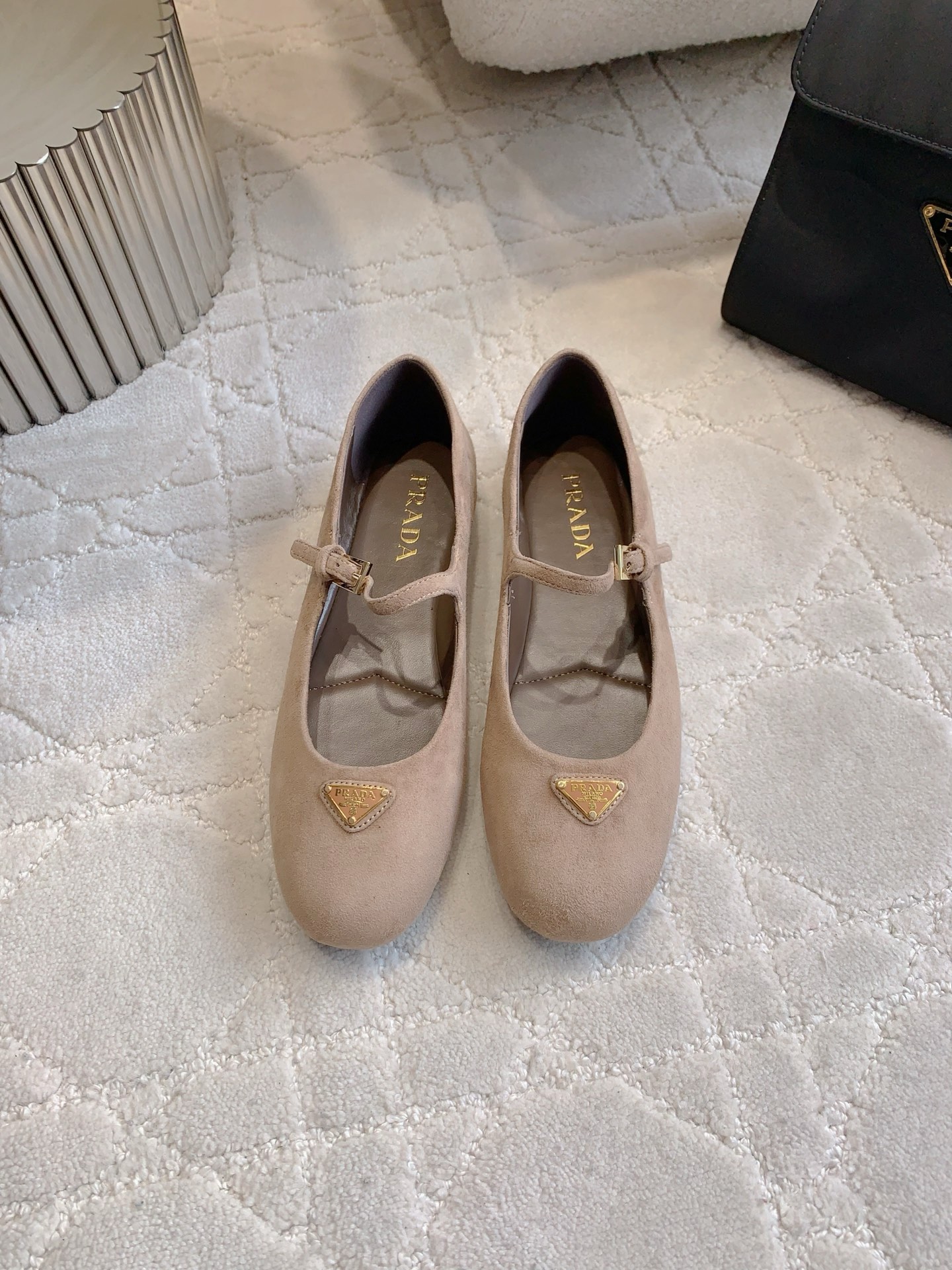 NO:448478,PRAD* newest triangle logo Mary Jane flat sole shoes, super soft fabric, soft and breathable, flat sole design is super easy to wear, simple and atmospheric, original purchase 1:1, full of details, original lambskin upper, inner footbed sheepskin, original open molded sole, size 35-39 (40 41 custom made), Mary Jane, prada, mary jane, sheepskin19860909PRAD*新款三角标玛丽珍平底单鞋 超软面料 柔软透气 平底设计超好穿 简约大气 原版购入1:1打造 细节感拉满 鞋面原版小羊皮 内里垫脚羊皮 原版开模大底 尺码35-39（ 40 41定做）,玛丽珍,prada,mary jane,sheepskin,Women's Shoes