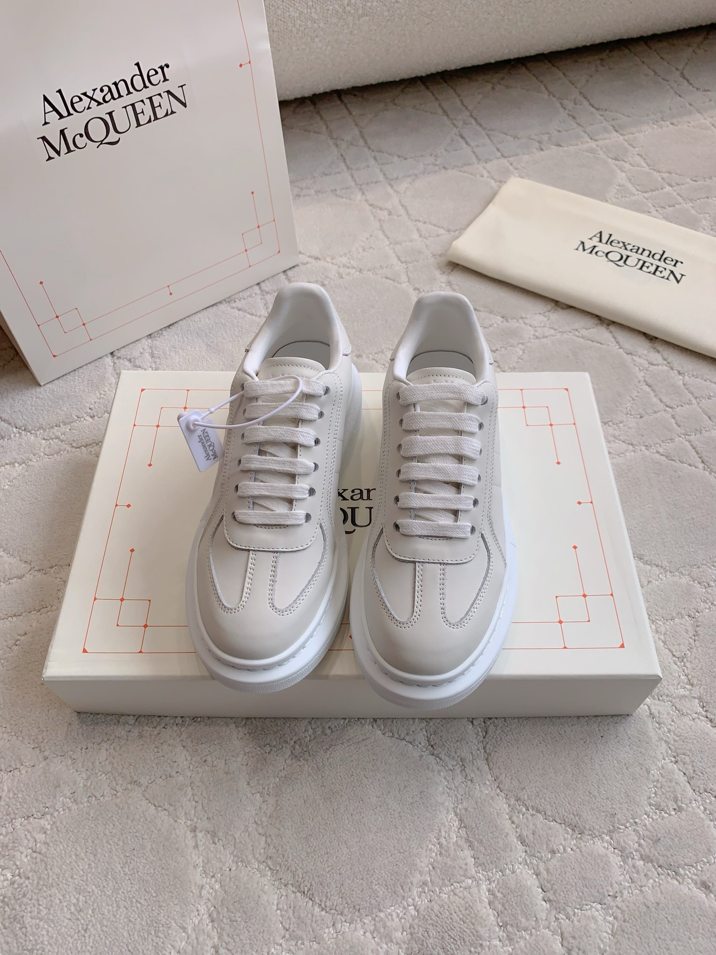 NO:577806,Top version of Alexander McQUEE's latest platform shoes, top quality for couples!  Original cowhide for the upper, top-grade hybrid sheepskin for the lining, original molded outsole, women's model 35-39 (customized at 40), men's model 39-44 (customized at 45), casual shoes/sports shoes, sneakers, cowhide, sheepskin19860909顶级版本 Alexander McQUEE*新款厚底鞋 情侣款顶级品质！ 鞋面原版牛皮 内里垫脚顶级混种羊皮 原版开模大底 女款35-39（40定做）男款39-44（45定做）,休闲鞋/运动鞋,sneakers,cowhide,sheepskin,Women's Shoes