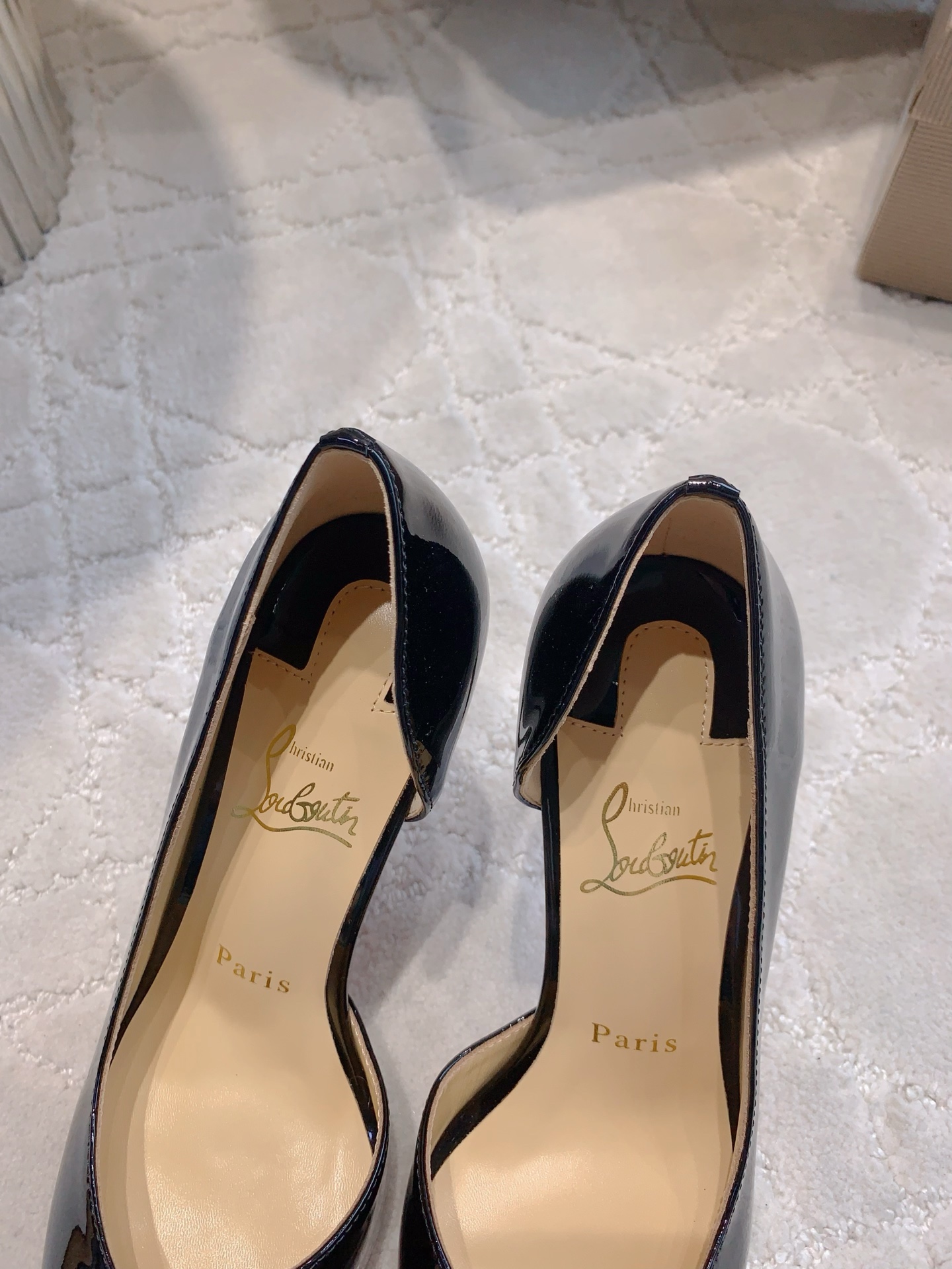 Christian Louboutin’s New V Mouth Heels: Glamorous, Sexy, Classic, and Skin Details - 图片 5