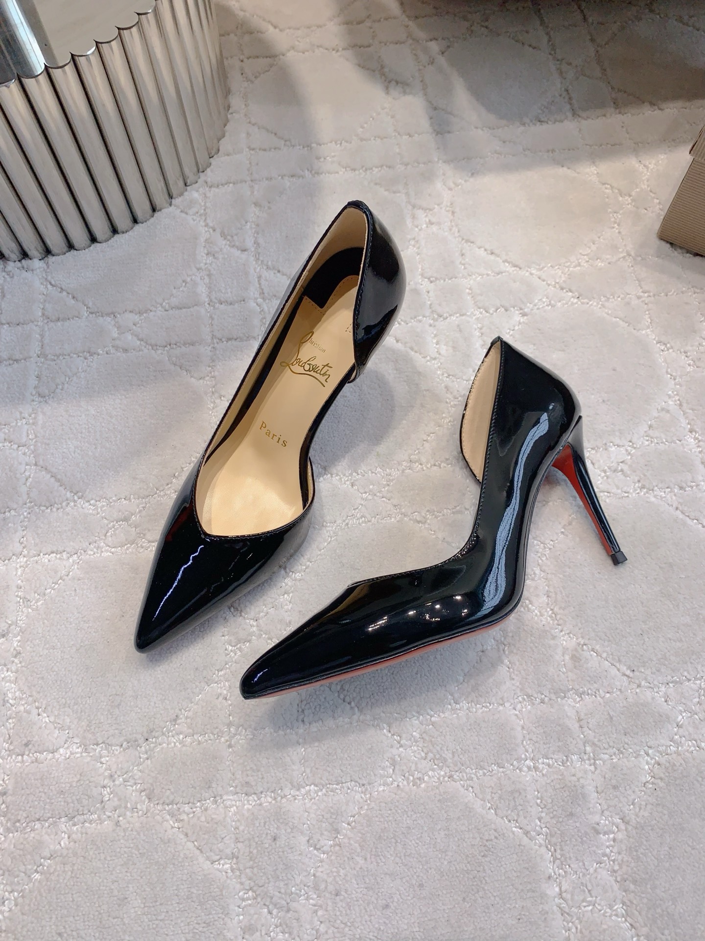 Christian Louboutin’s New V Mouth Heels: Glamorous, Sexy, Classic, and Skin Details - 图片 3