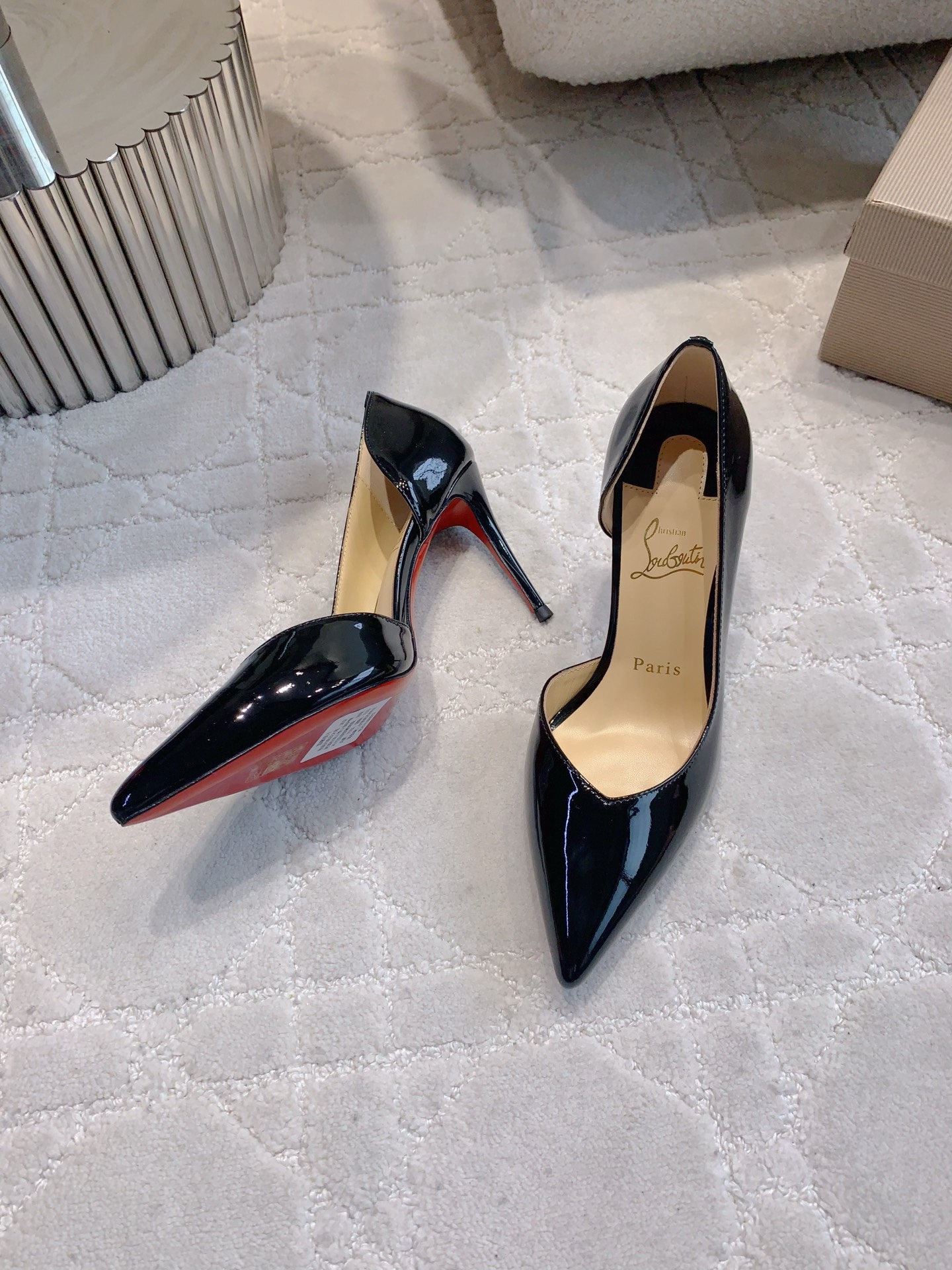Christian Louboutin’s New V Mouth Heels: Glamorous, Sexy, Classic, and Skin Details - 图片 2